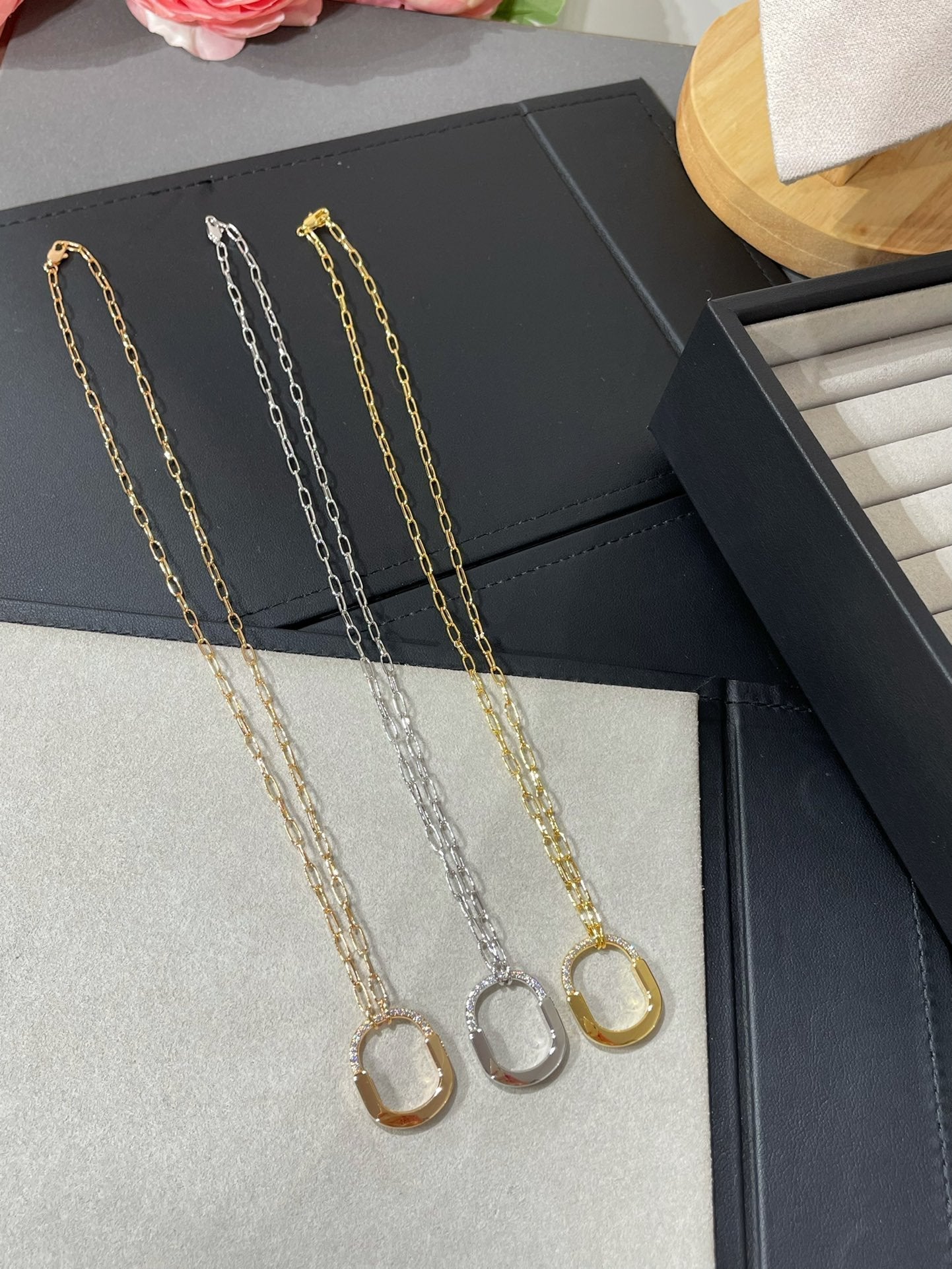 LOCK MEDIUM PENDANT DIAMOND NECKLACE