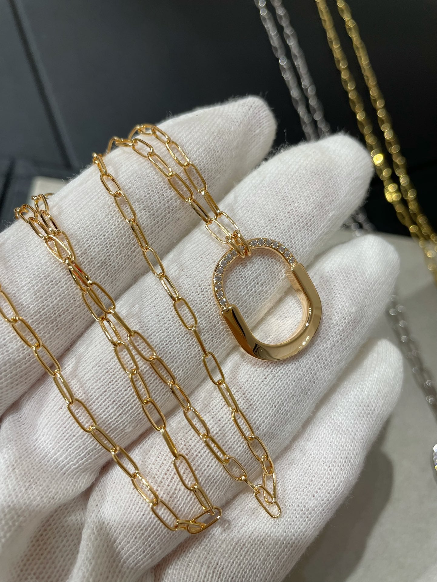 LOCK MEDIUM PENDANT DIAMOND NECKLACE