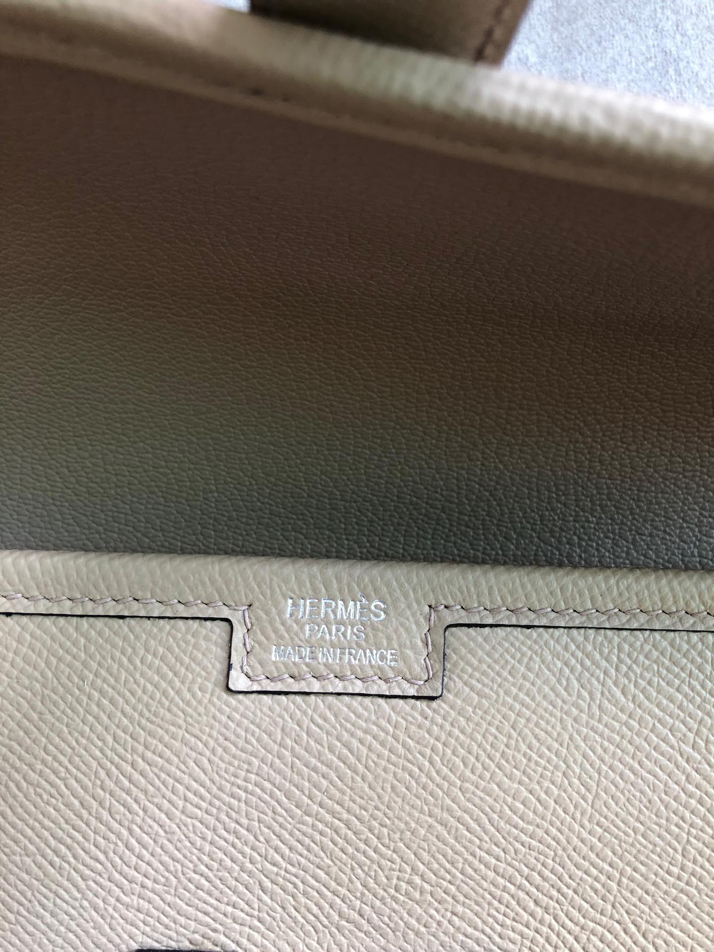 HM Jige 29 Almond White Epsom 229078