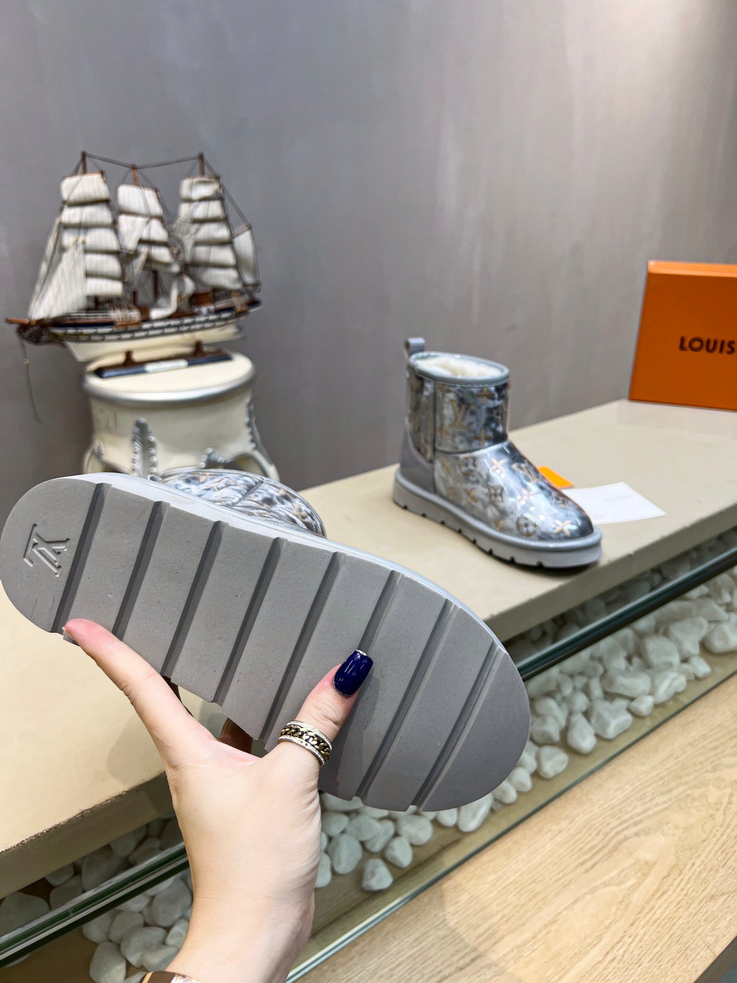 LV 25 Snow Boots Gray Scratch-Resistant PVC Wool 576227