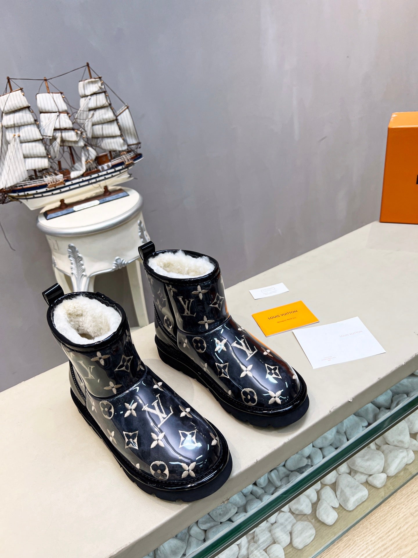 LV 25 Snow Boots Black Scratch-Resistant PVC Wool 576230