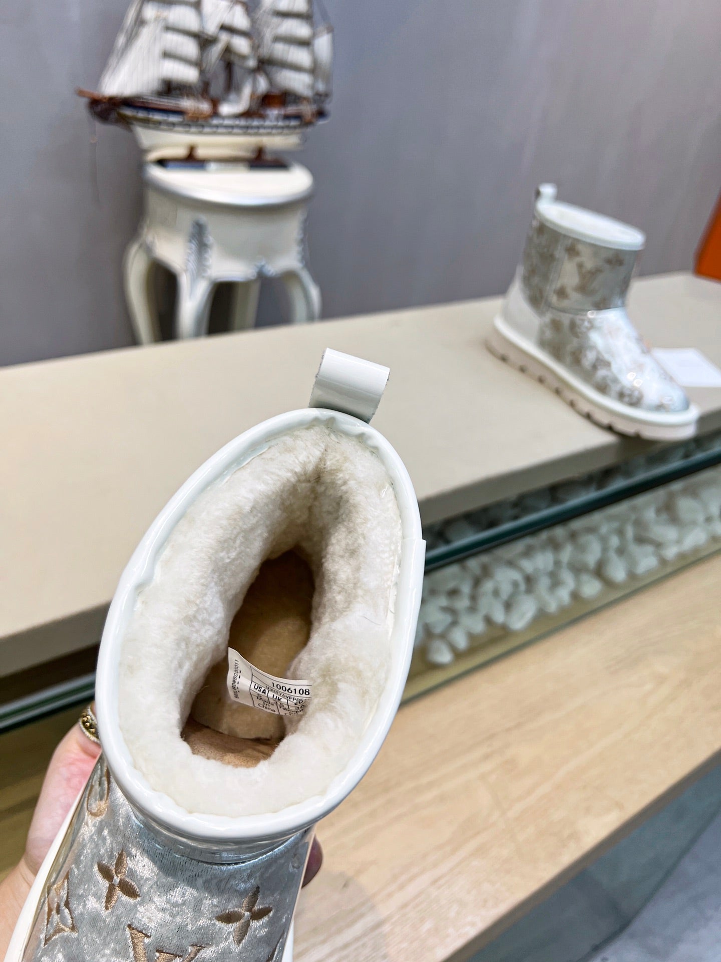 LV 25 Snow Boots Ivory Scratch-Resistant PVC Wool 576229