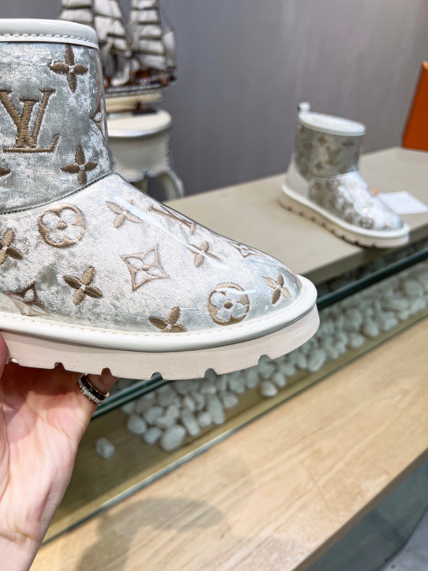 LV 25 Snow Boots Ivory Scratch-Resistant PVC Wool 576229