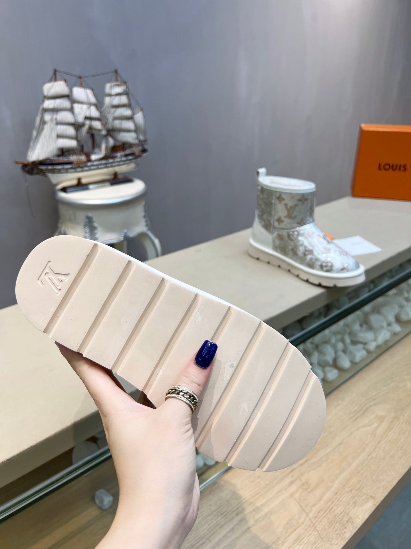 LV 25 Snow Boots Ivory Scratch-Resistant PVC Wool 576229