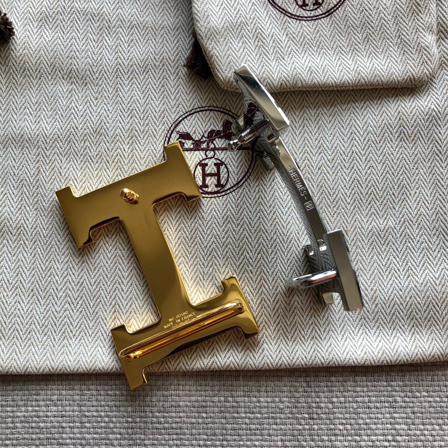 HM BELT BUCKLE & REVERSIBLE BLACK LEATHER STRAP 38MM GOLD HARDWARE