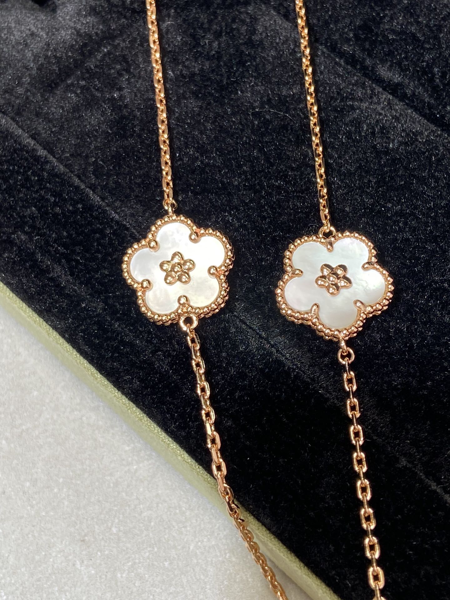 VCA Lucky Spring Flower White Mop 1 Diamond Pink Gold Bracelet