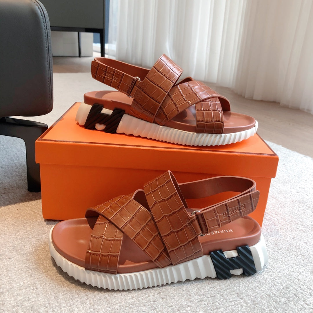 HM ELECTRIC CROCODILE MOTIF SANDAL CIDER CALFSKIN