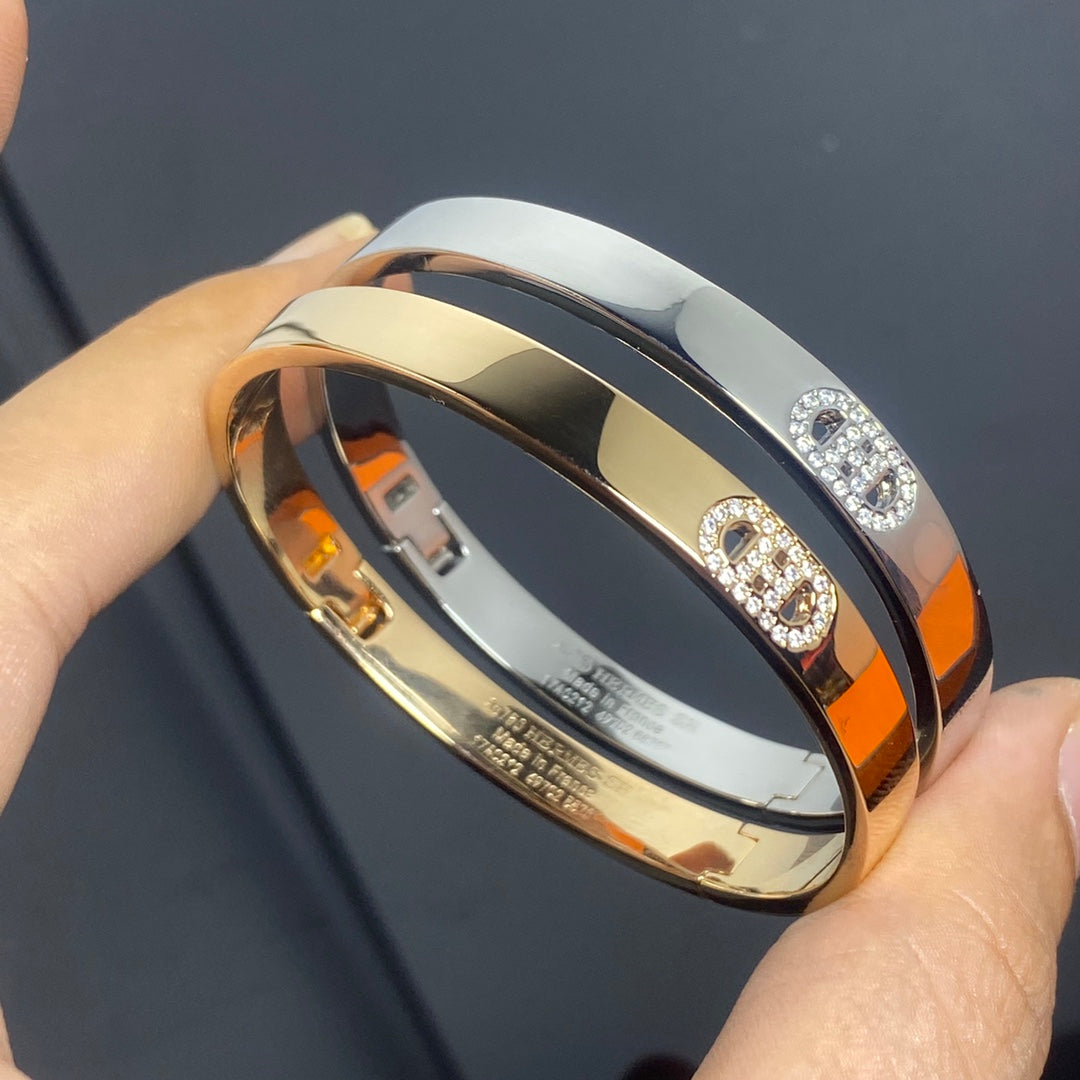 H Pig Nose Diamond-Encrusted Bracelet