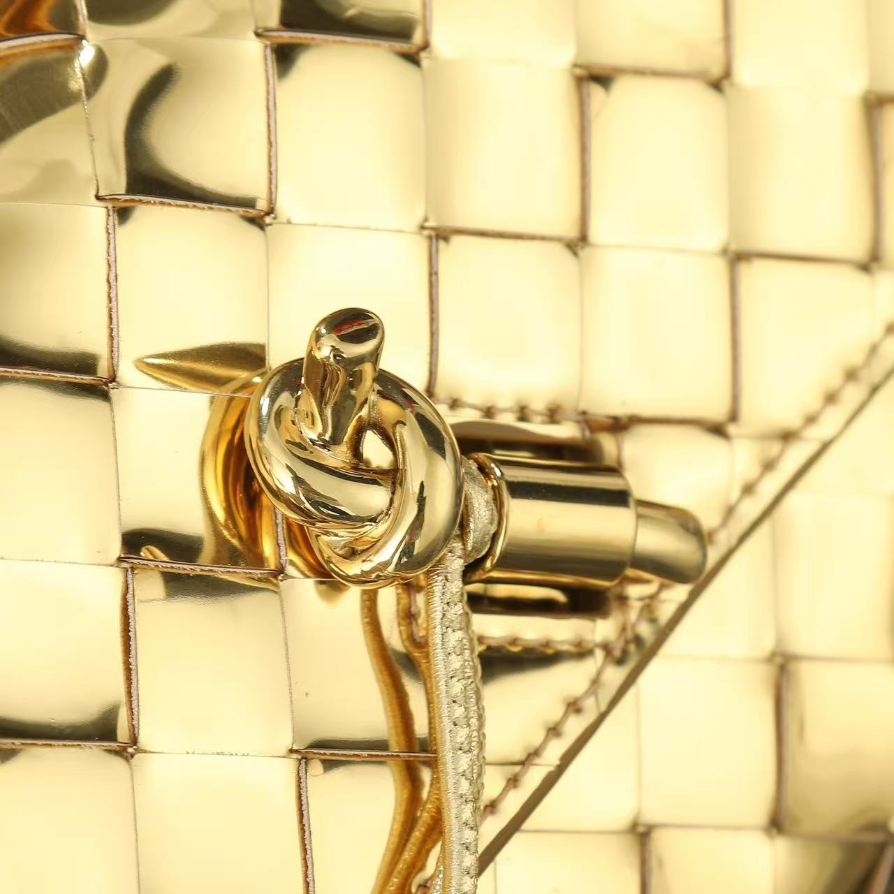 BV Long Clutch Andiamo With Handle 31cm Gold Leather