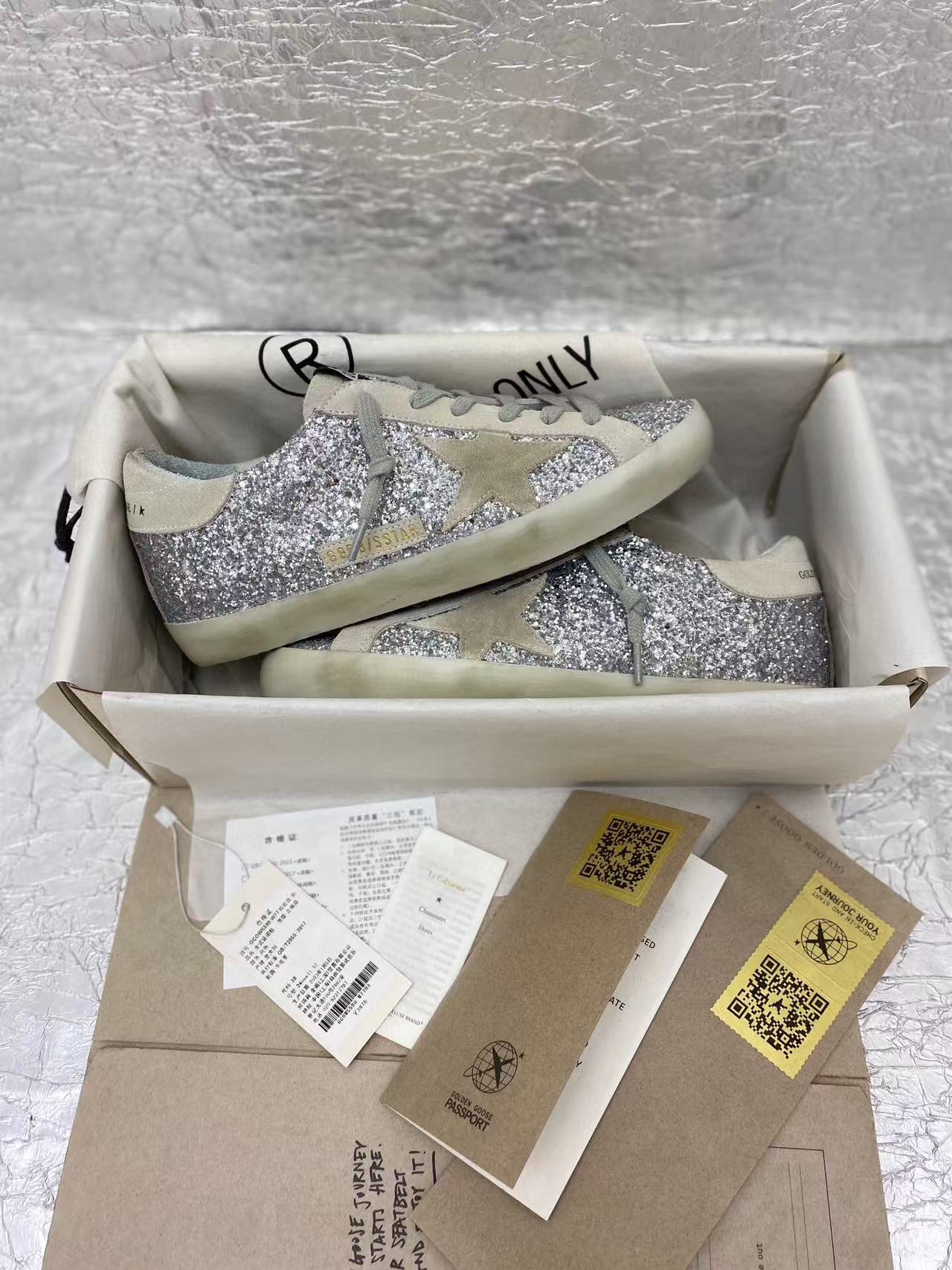 Golden Goose 2025 V-Star 2 Glittered Sneaker Silver mix Ice-gray Suede