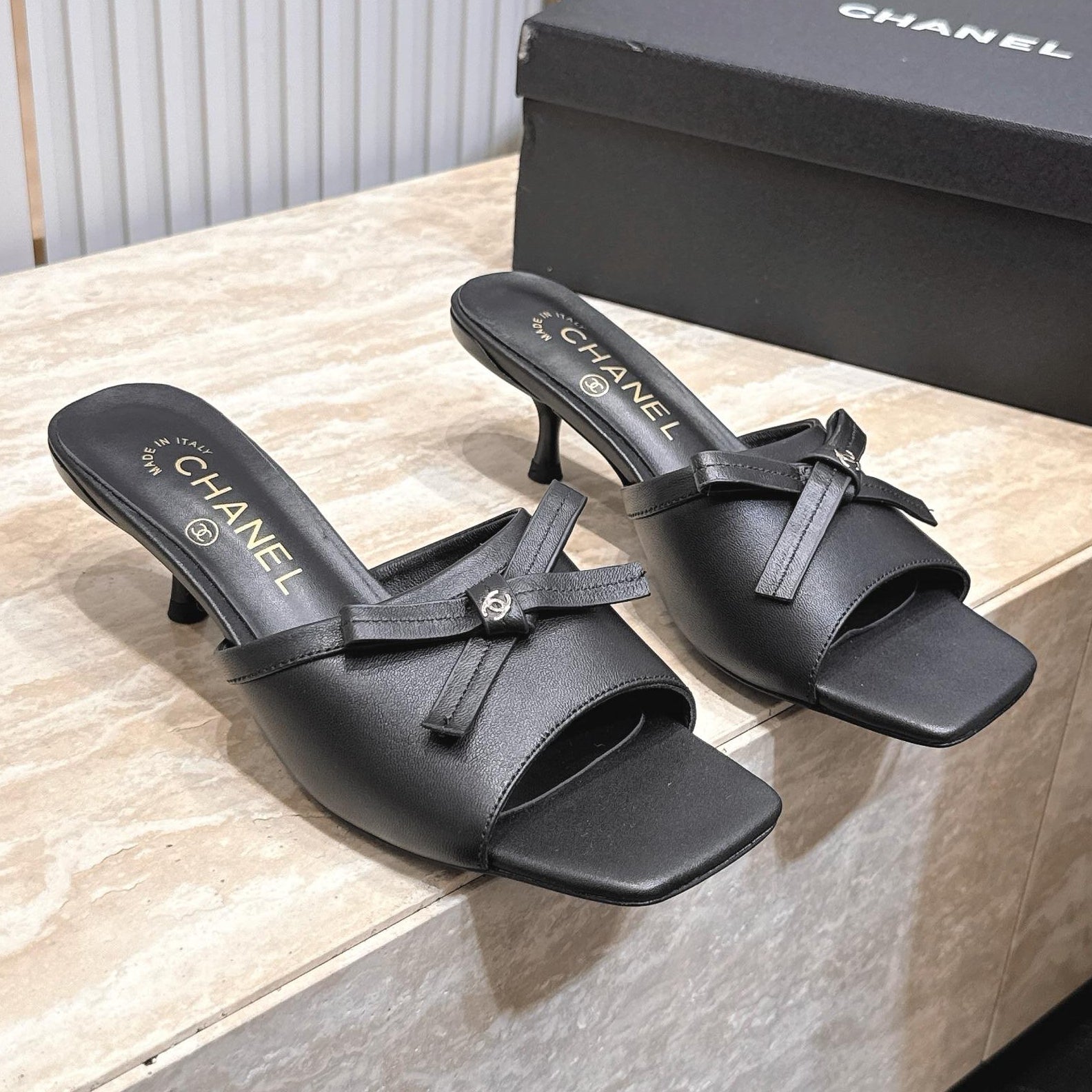 Channel 2026 Bow Mule 45mm Calfskin 899005
