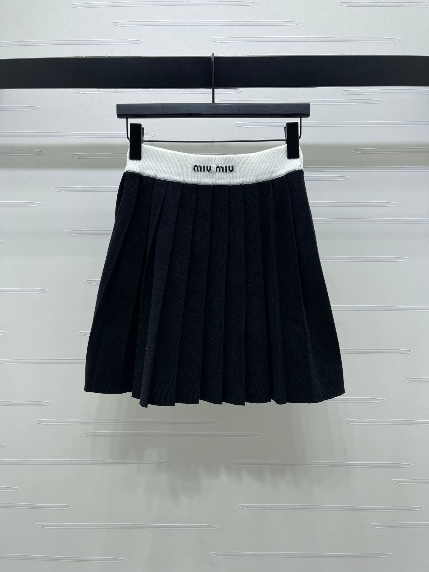 Miumiu 2026 Crew Neck Knit Short-sleeved Pleated Skirt Set Wool 352667