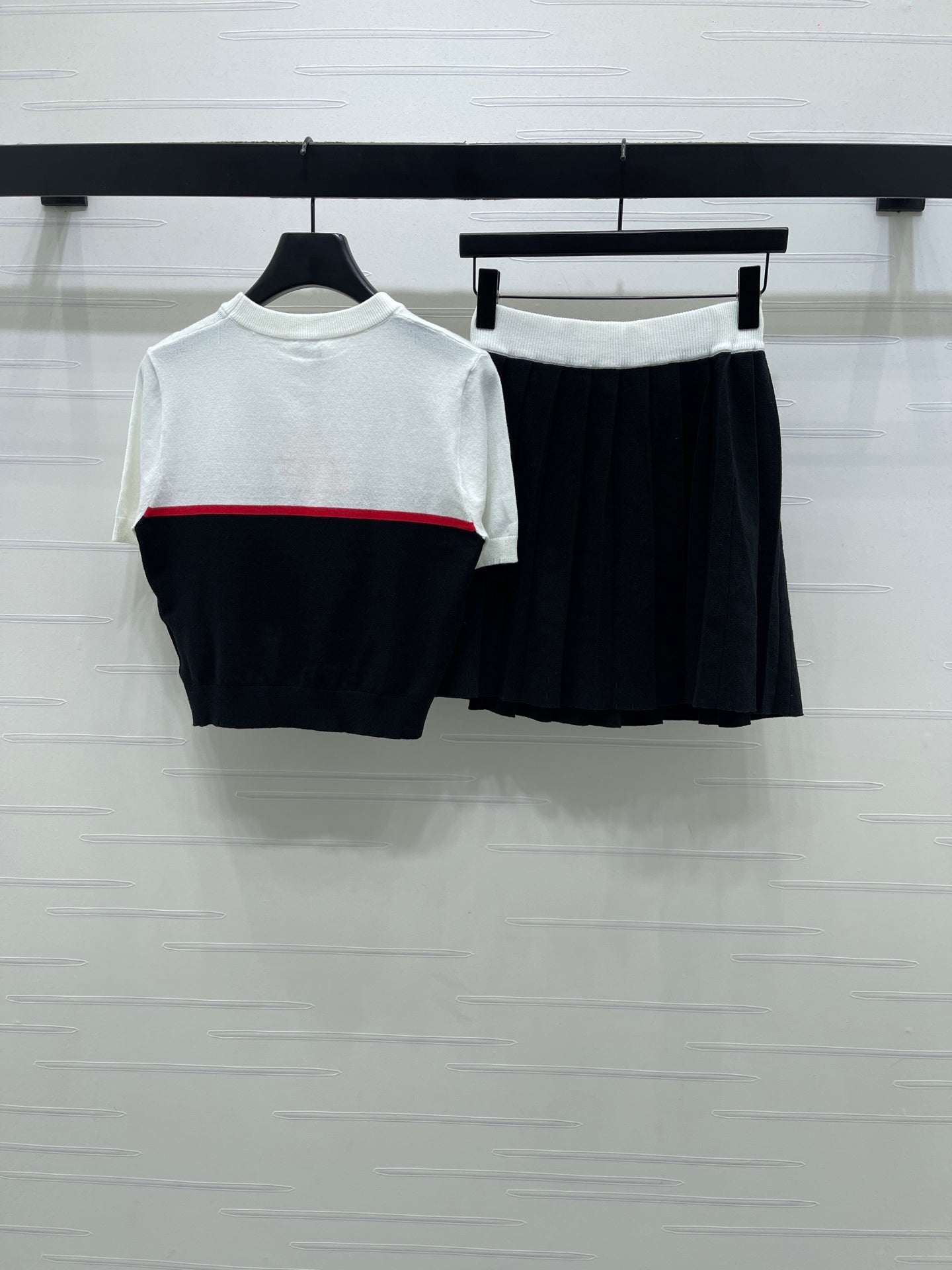 Miumiu 2026 Crew Neck Knit Short-sleeved Pleated Skirt Set Wool 352667