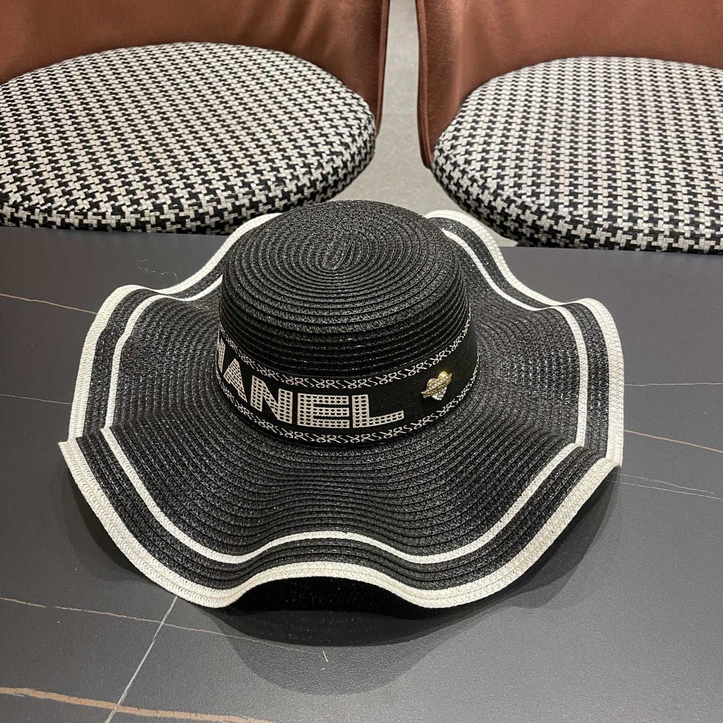 Chanel Wide-brimmed Straw Hat 214482