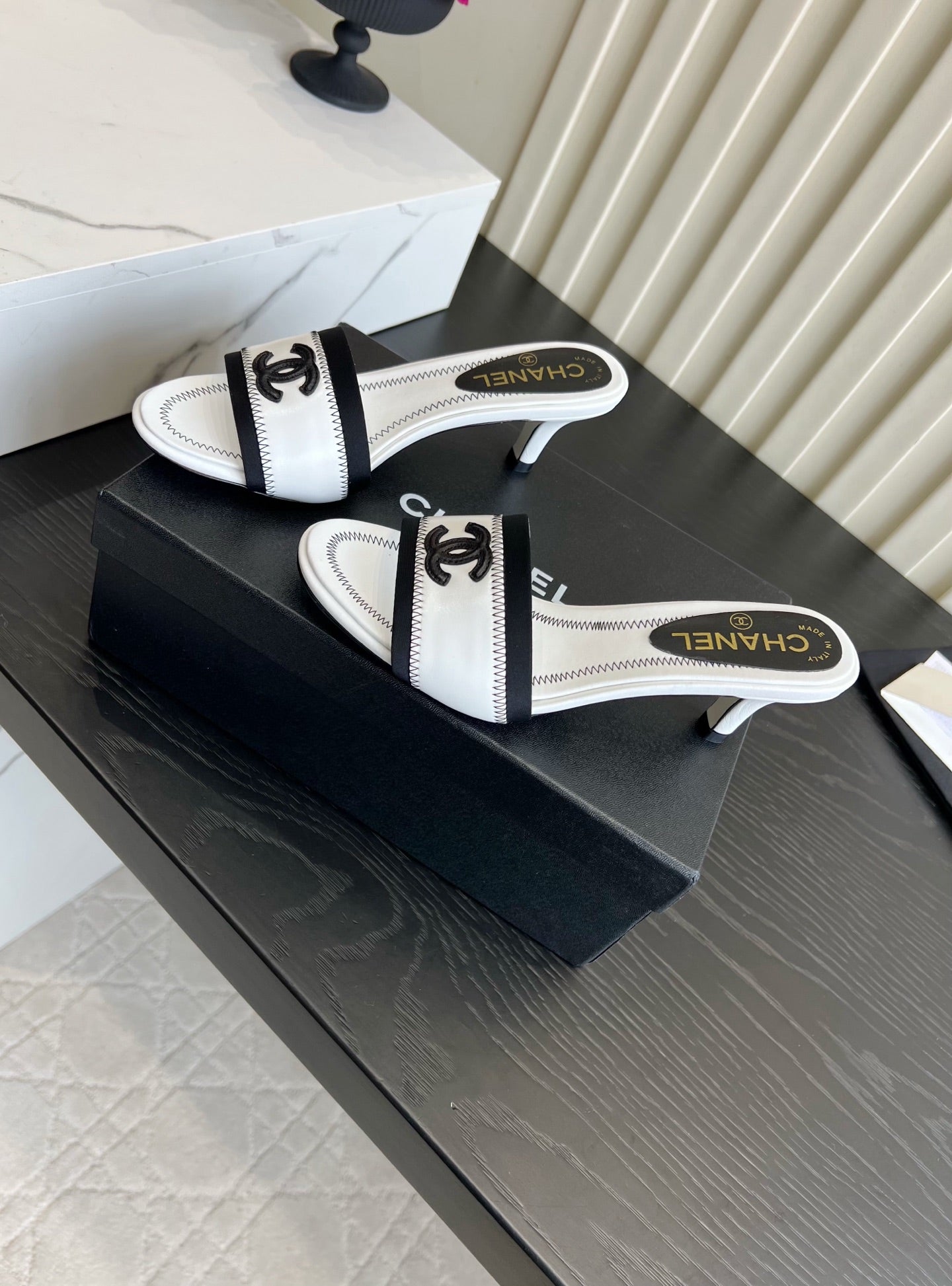 Chanel 2026 Contrast Stitch Kitten Heel Sandals 50mm Sheepskin 977098