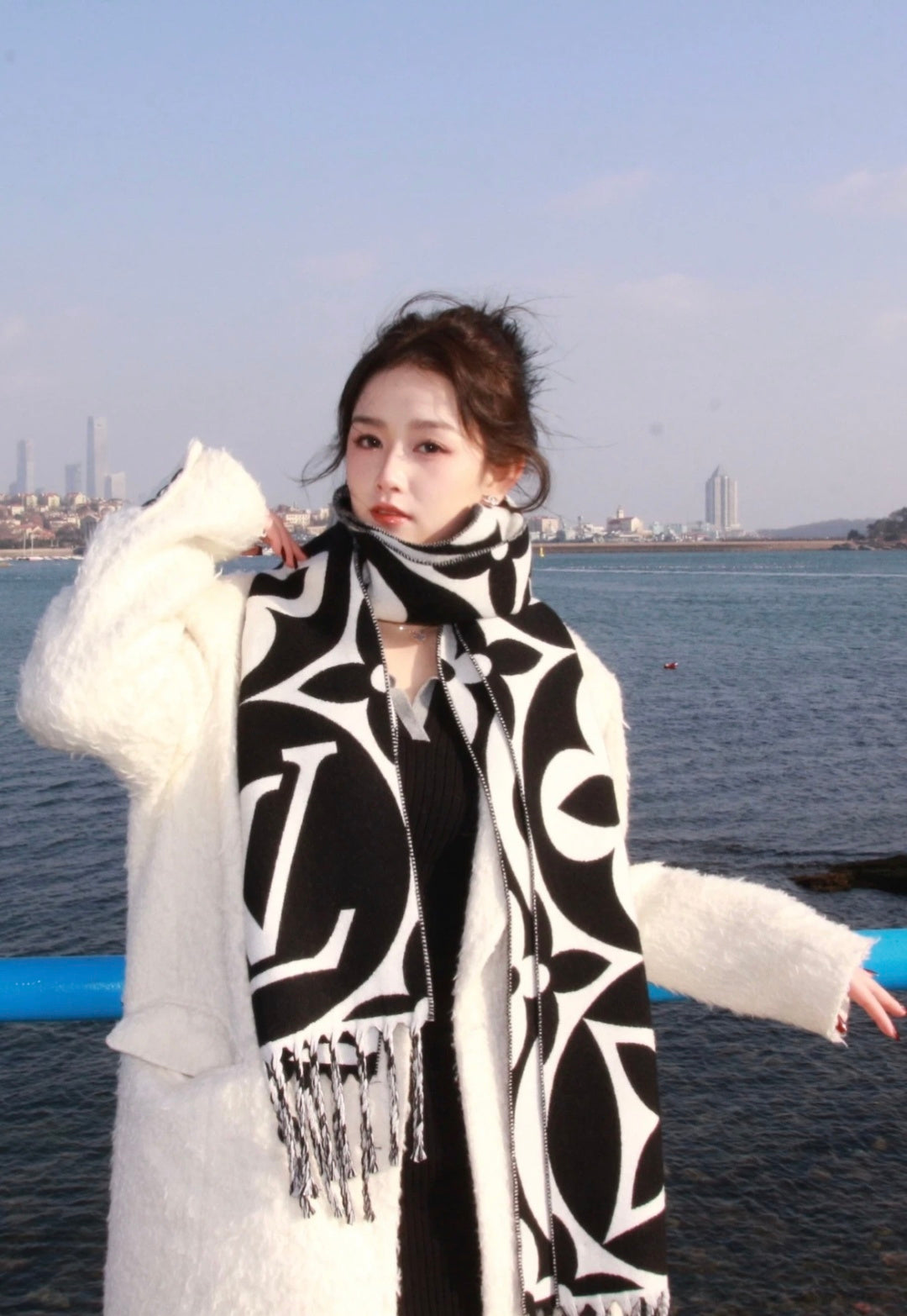 LV 25 Scarf 186cm Black White Wool 293490