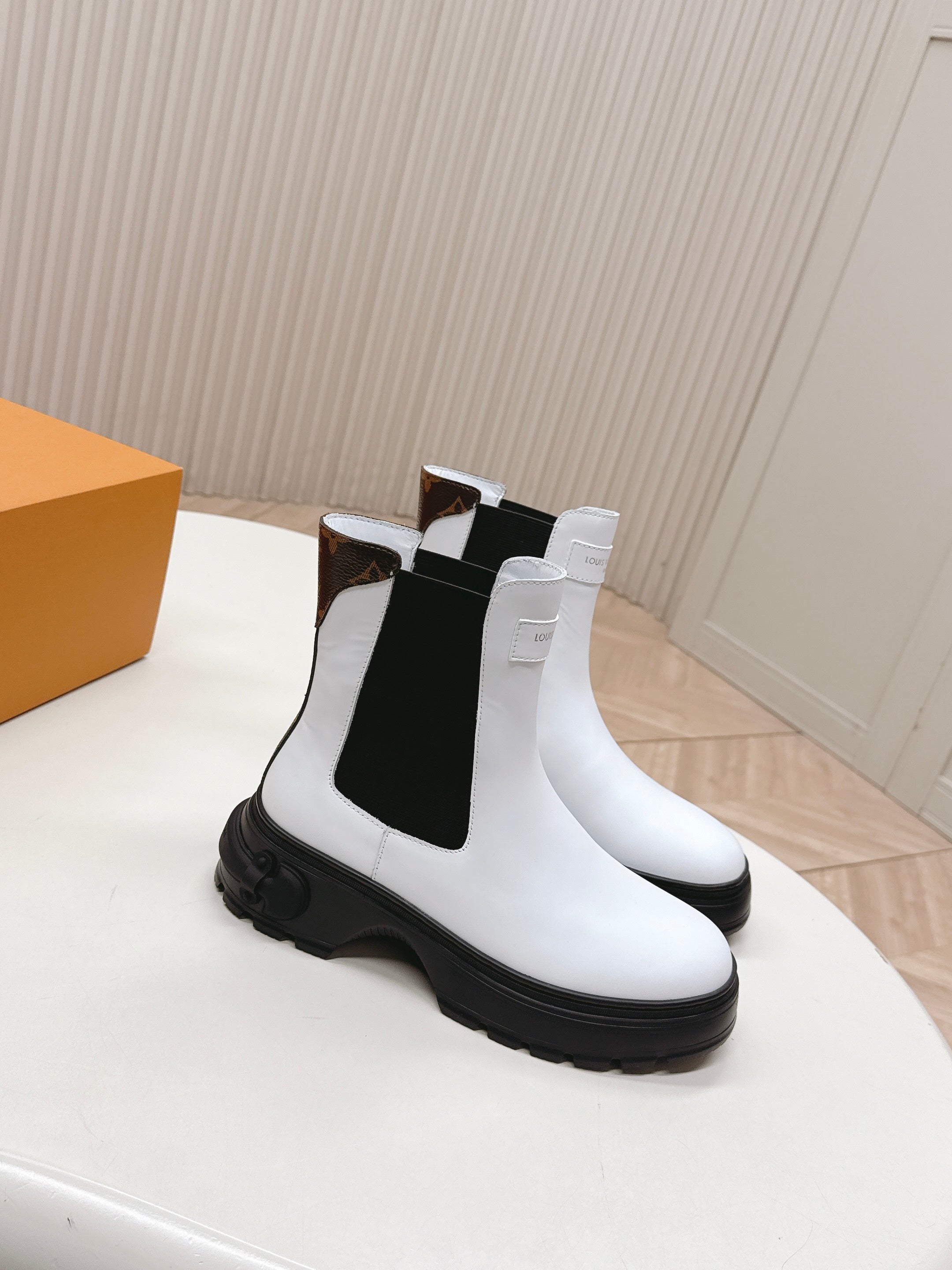 LV 2026 Martin Boot White Black Calfskin 595455