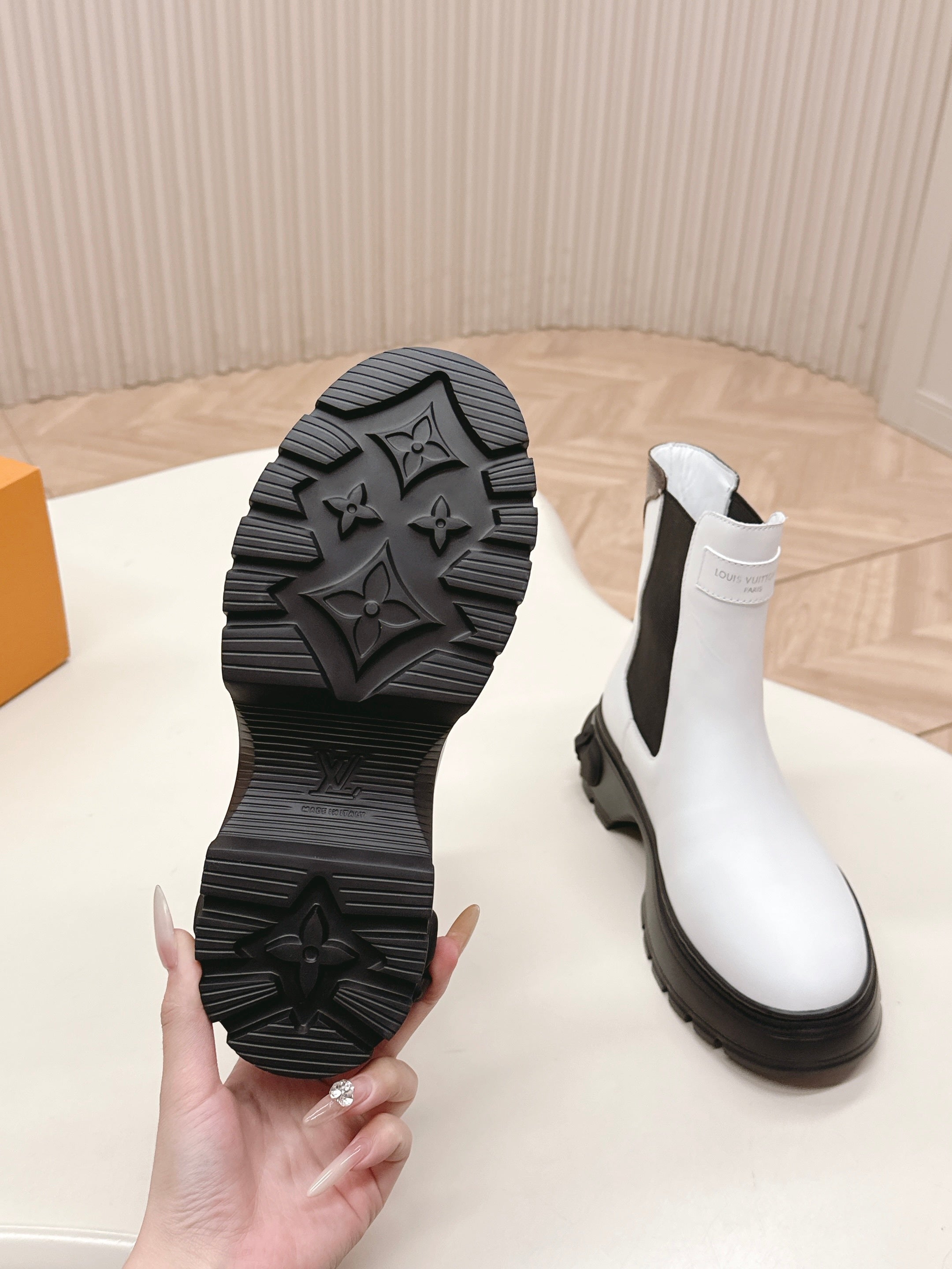 LV 2026 Martin Boot White Black Calfskin 595455