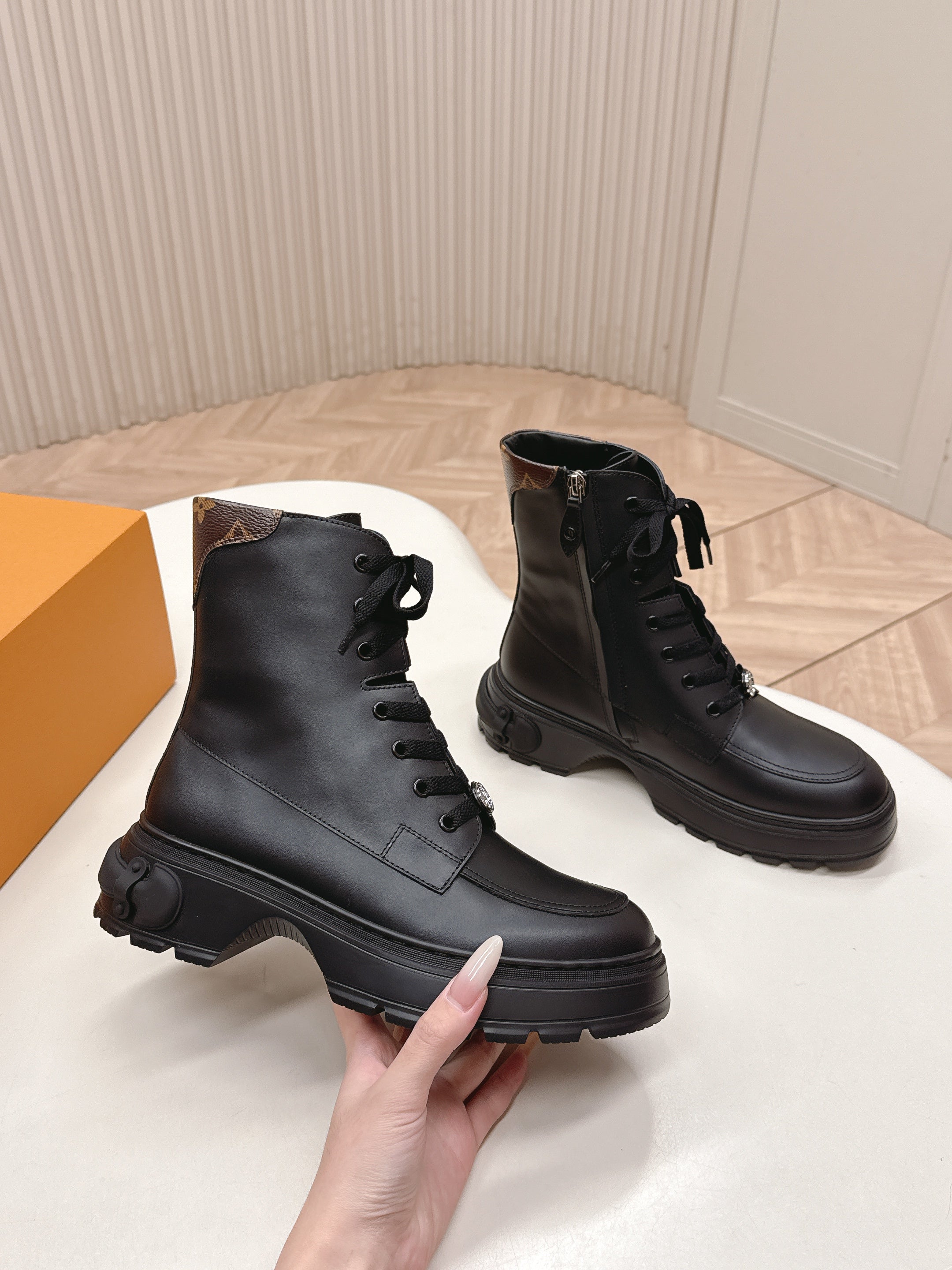 LV 2026 Laureate Platform Desert Boot Black Calfskin 595451