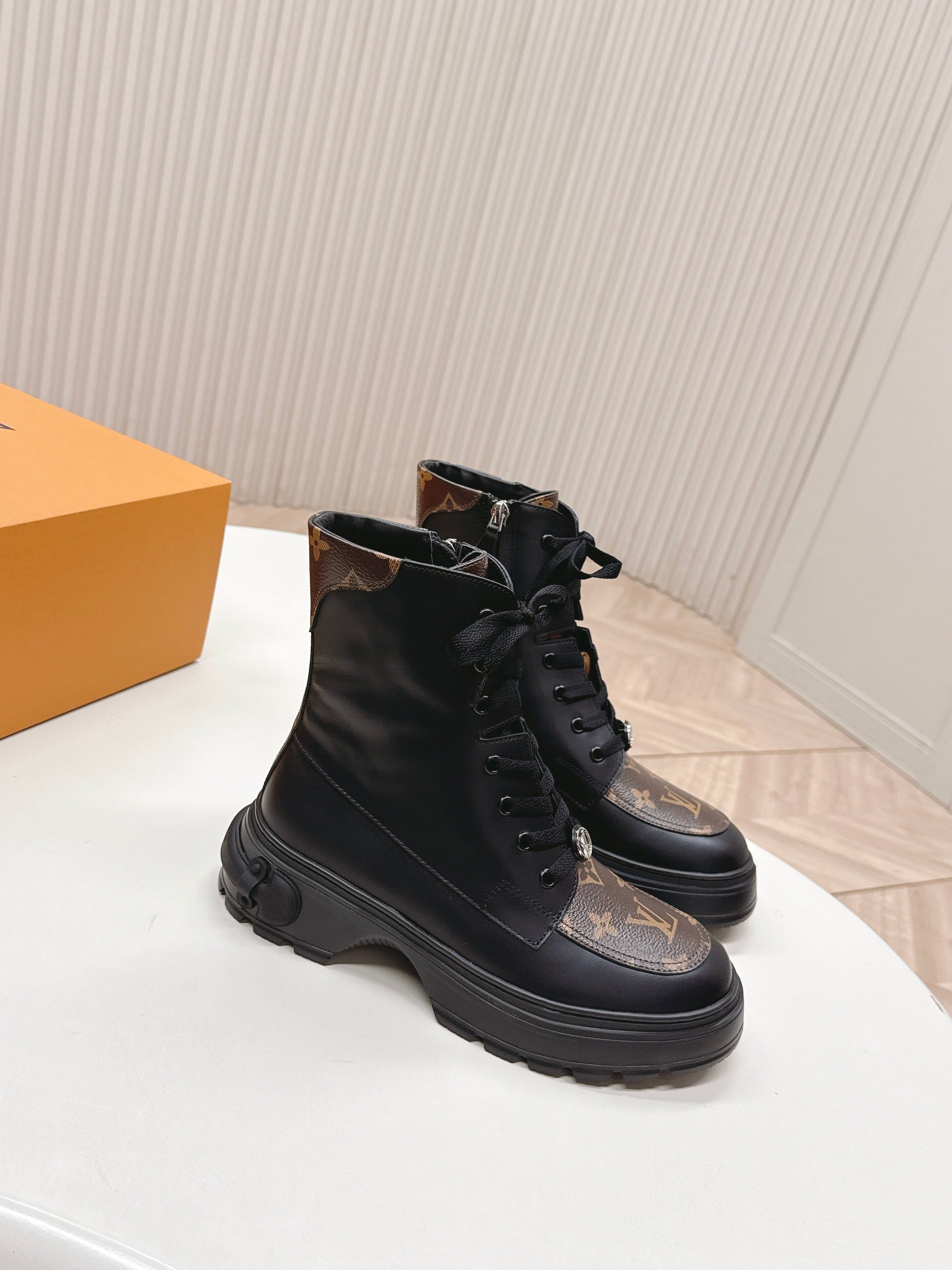 LV 2026 Laureate Platform Desert Boot Black Brown Calfskin 595453