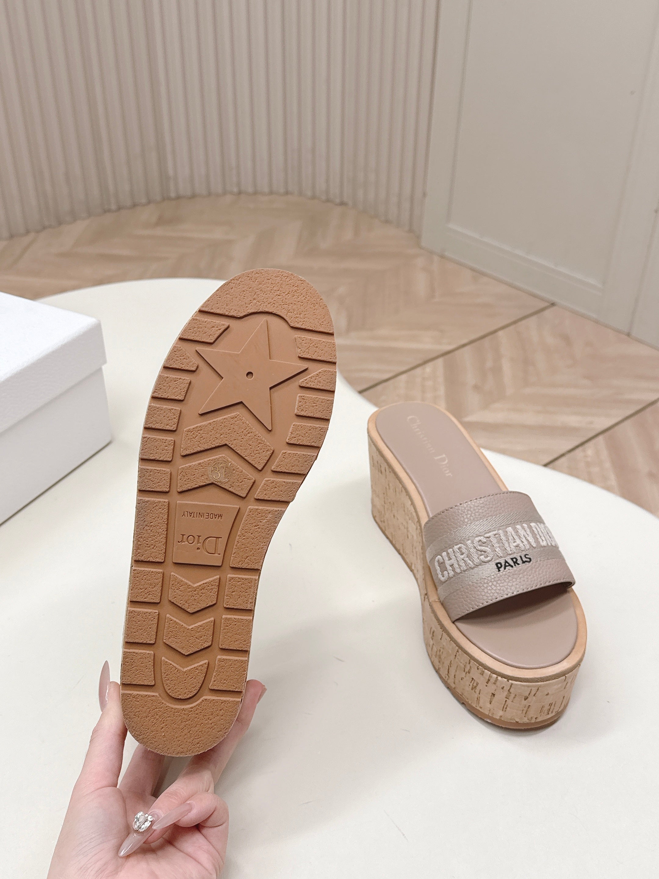 CD 26s  Platform Sandals 85 Nude Cowhide 643778