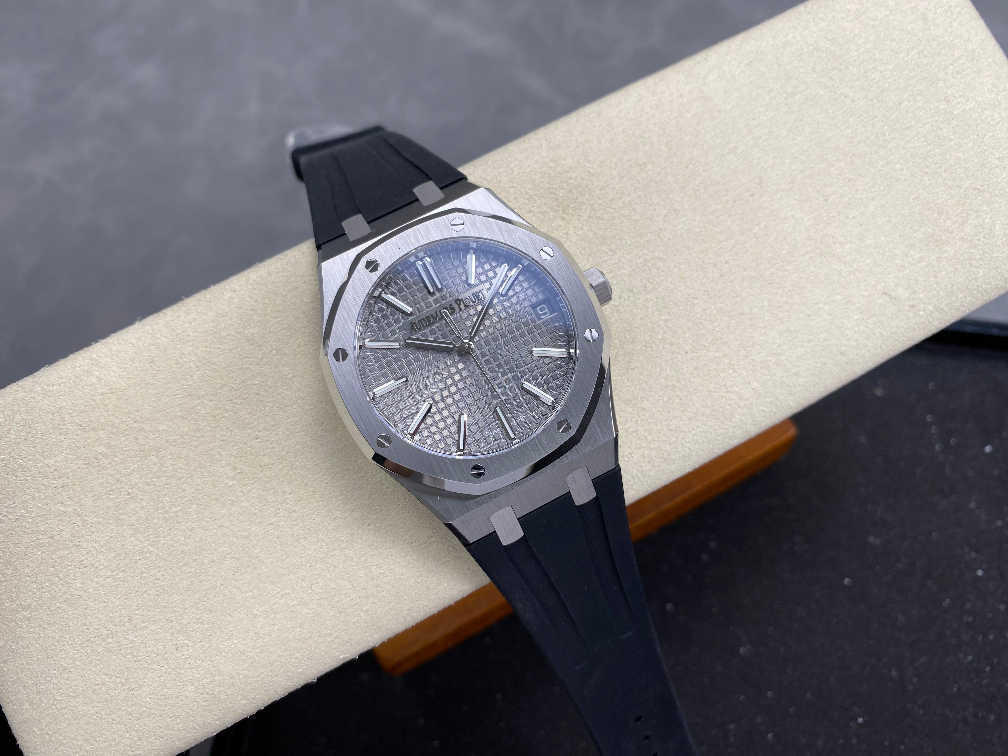 Audemars Piguet Royal Oak Selfwinding 41mm 15510 Grey Dial Rubber Strap