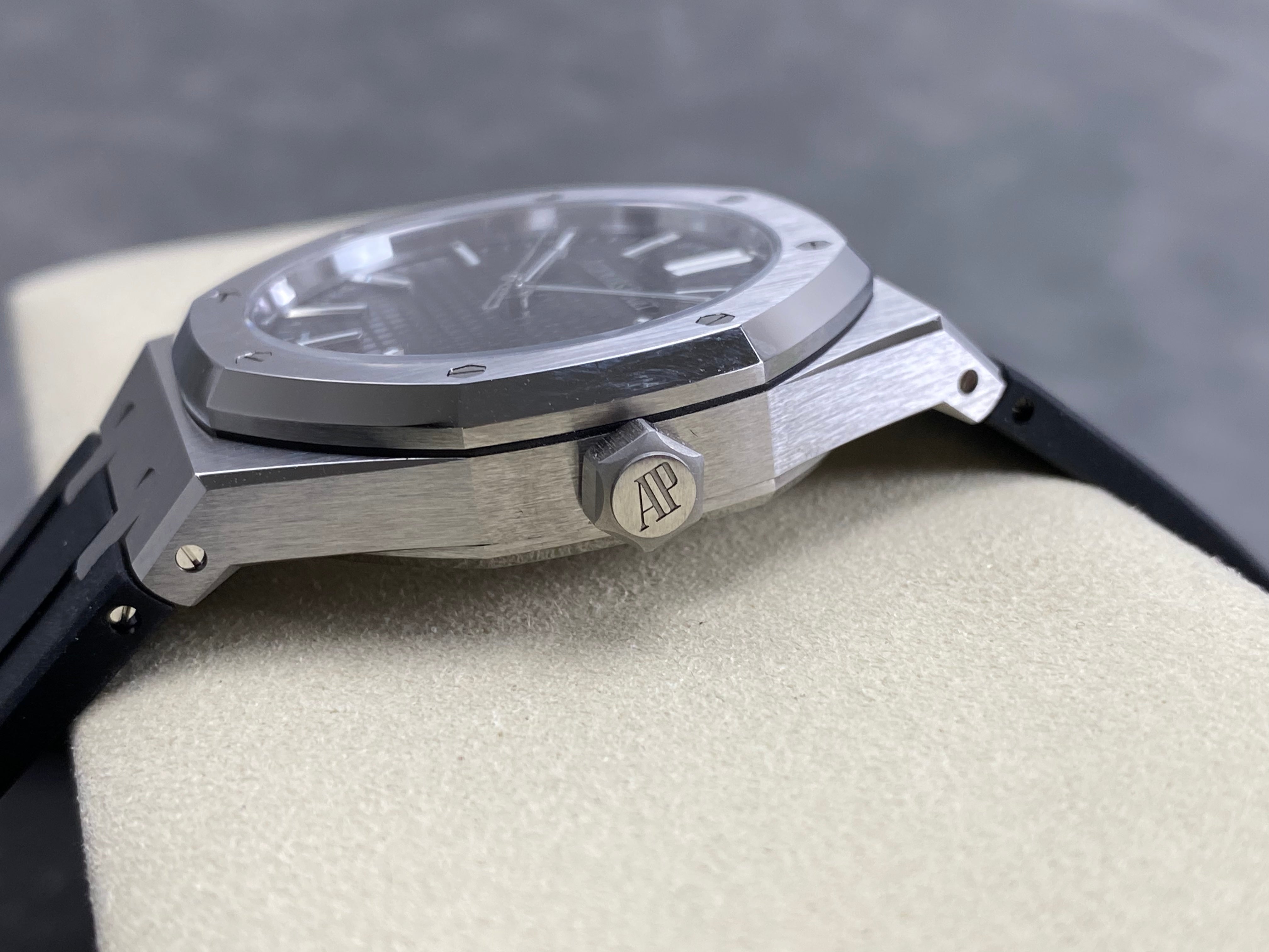 Audemars Piguet Royal Oak Selfwinding 41mm 15510 Black Dial Rubber Strap