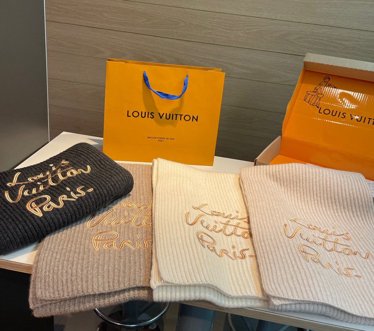 LV Exclusive  Scarf 180cm White Wool 978802