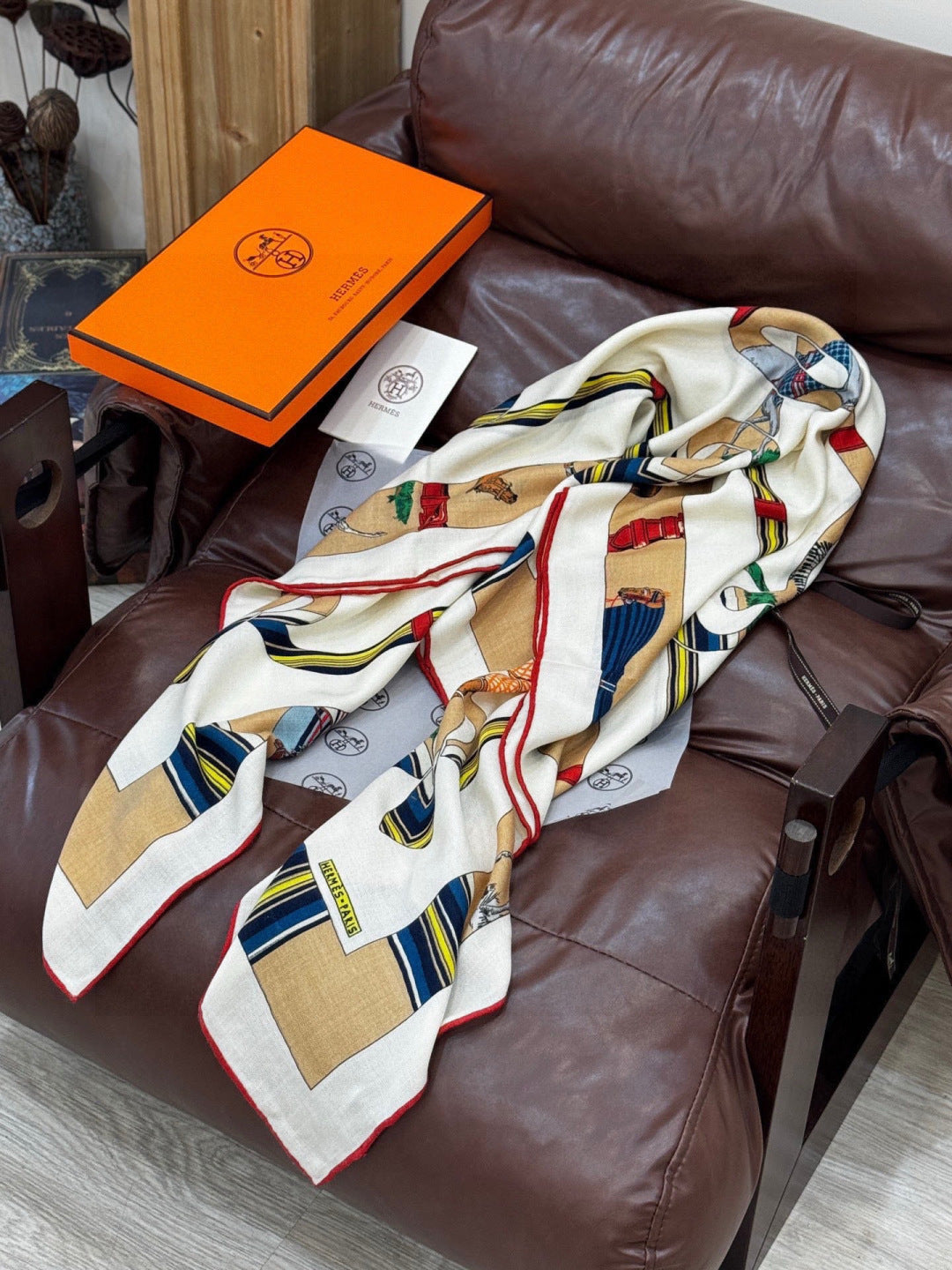 HM 25s Golden Spurs Scarf 140cm White Beige Cashmere 976282