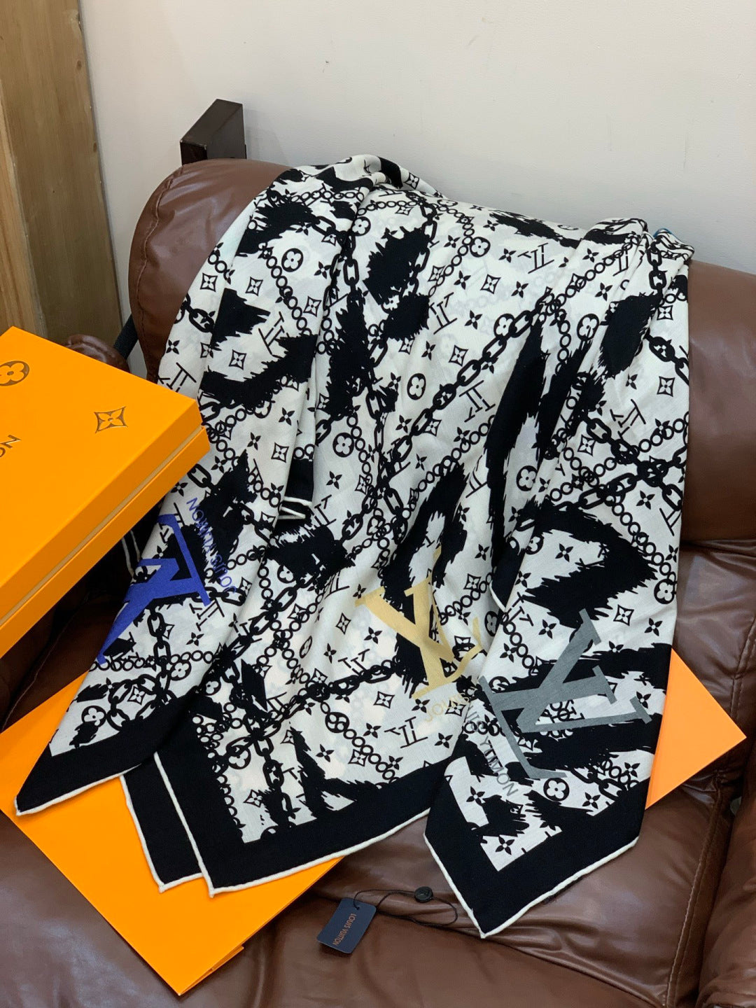 LV Double-Sided Shawl Scarf 140cm White Black Silk Cashmere 976738