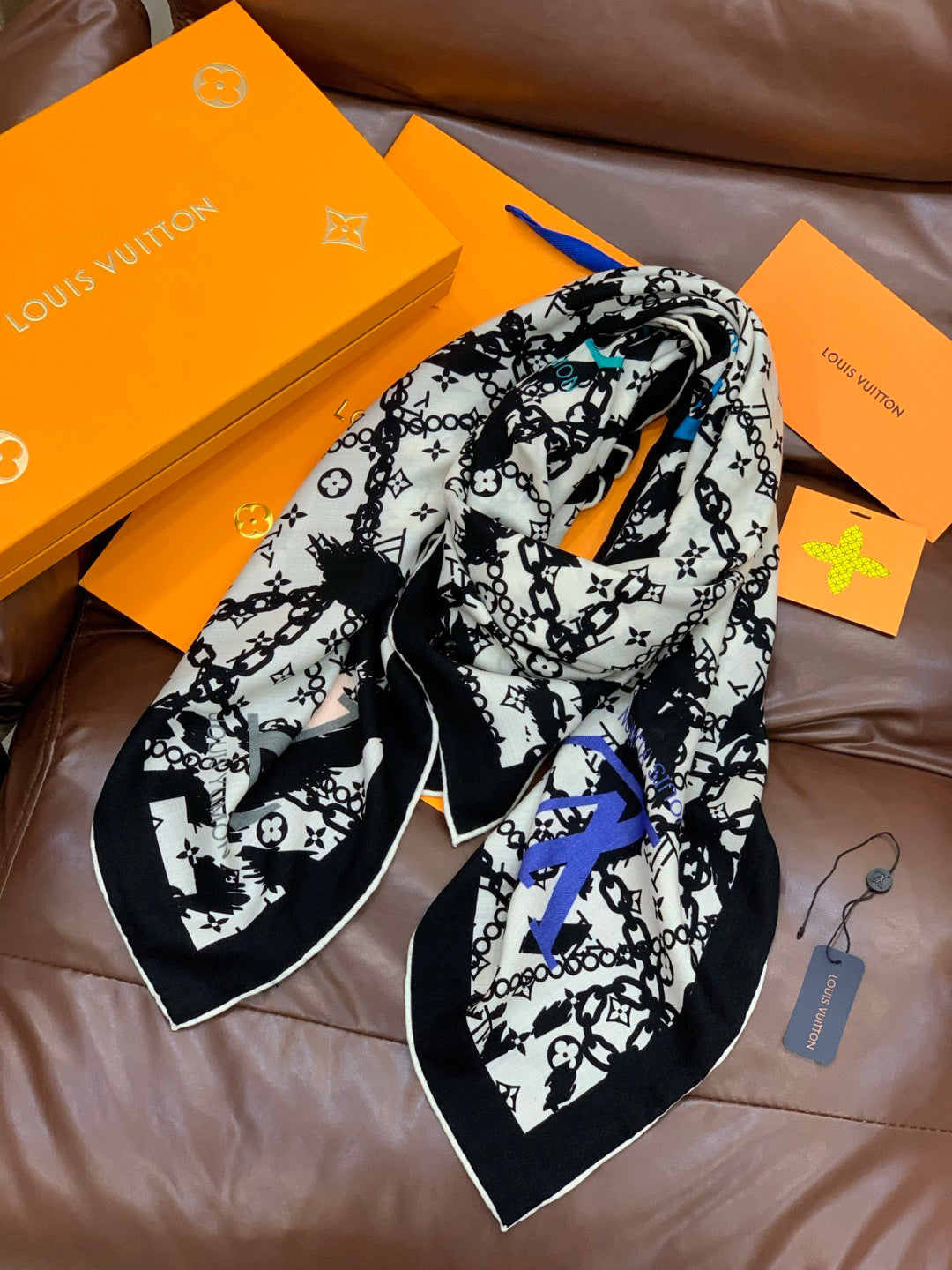 LV Double-Sided Shawl Scarf 140cm White Black Silk Cashmere 976738