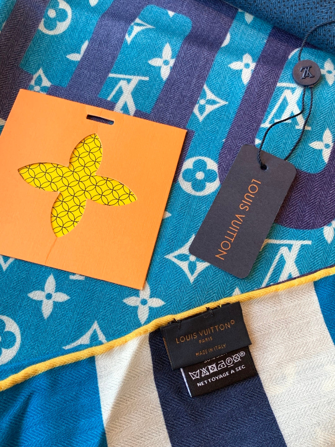 LV Scarf 135cm White Blue Cashmere Mulberry Silk 976761