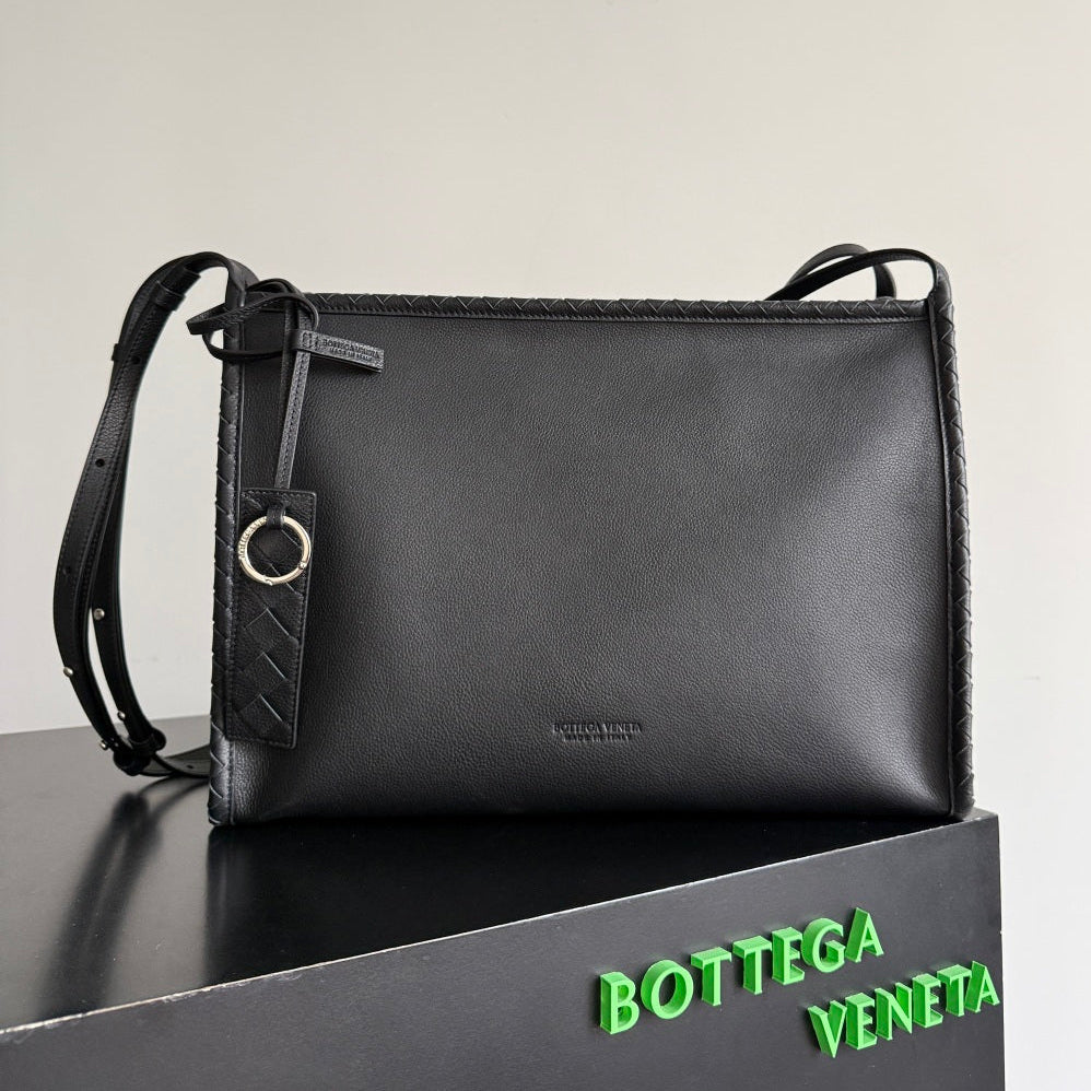 Bottega Veneta 2026 Corriere Zipped Messenger Bag Black Calfskin 136949