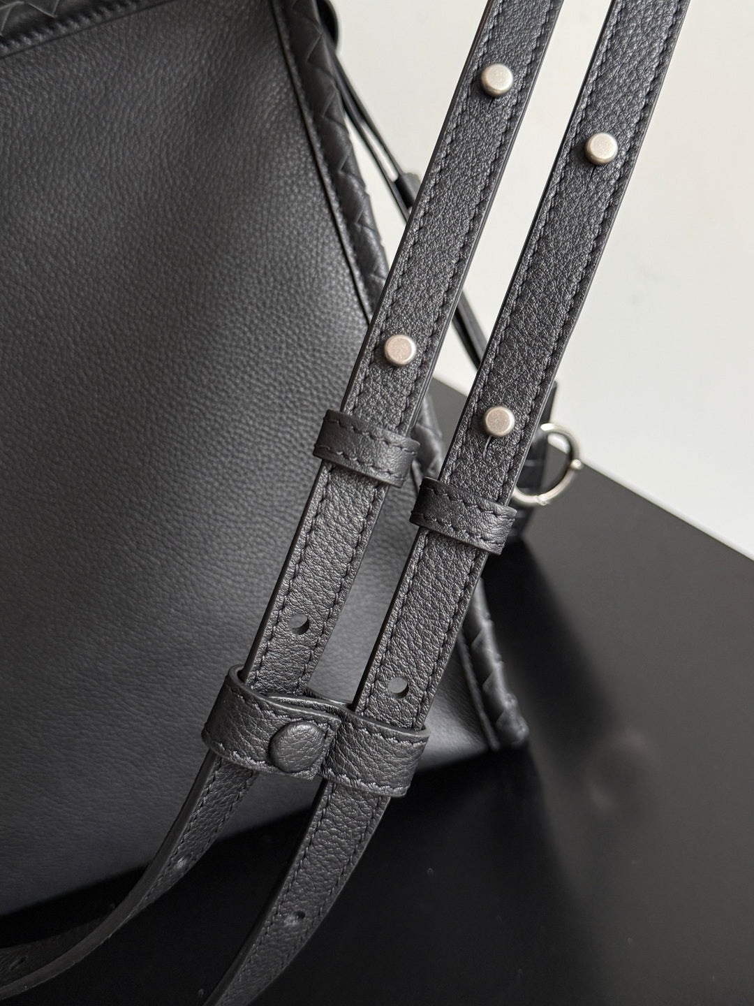 Bottega Veneta 2026 Corriere Zipped Messenger Bag Black Calfskin 136949