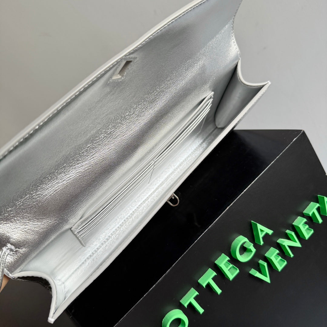 Bottega Veneta 2026 Andiamo Bag 31cm Silver Crocodile-embossed Leather 137072