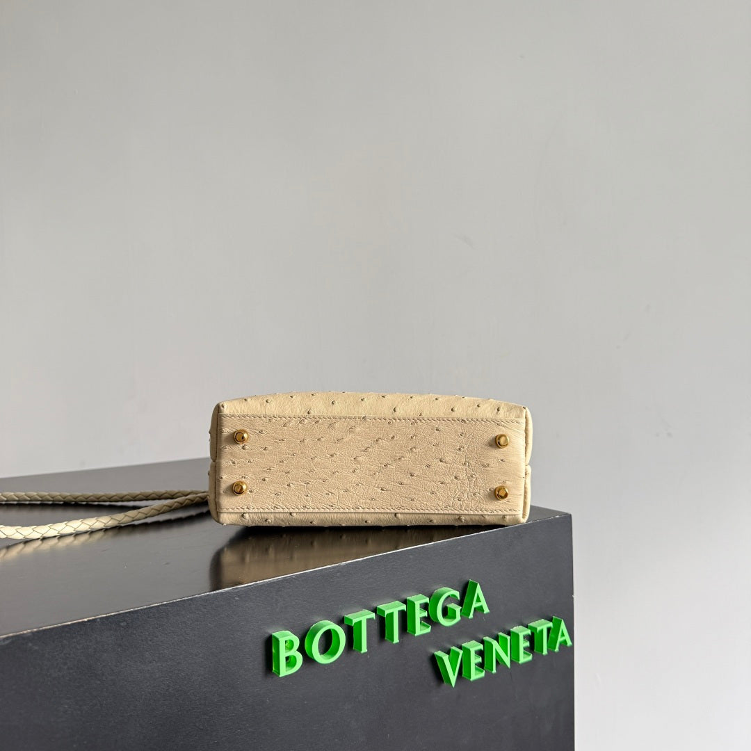 Bottega Veneta 2026 Andiamo Bag 20.5cm Light Butterscotch Ostrich Leather 137038