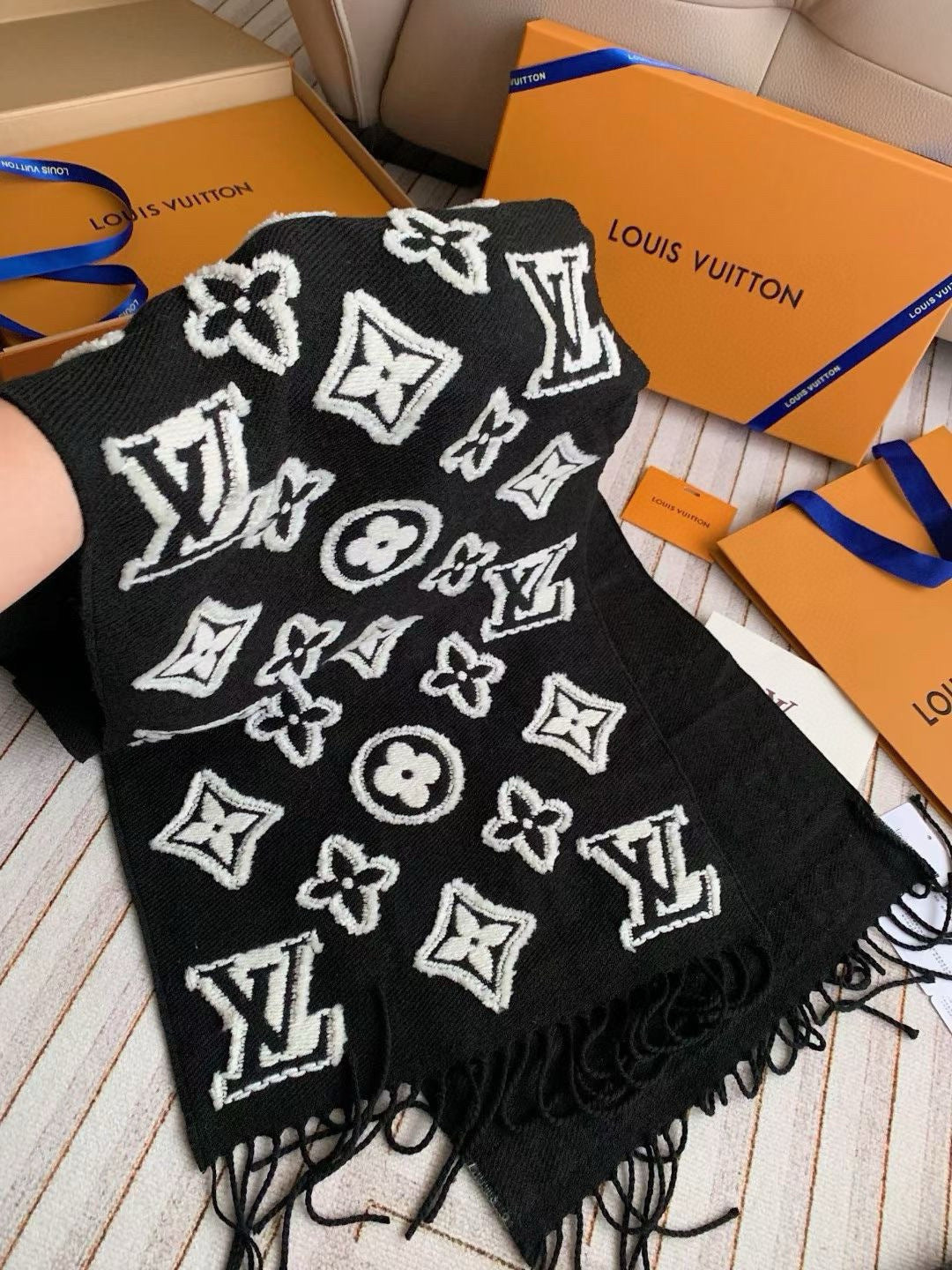 LV 3D Scarf 220cm Black White Cashmere 973417