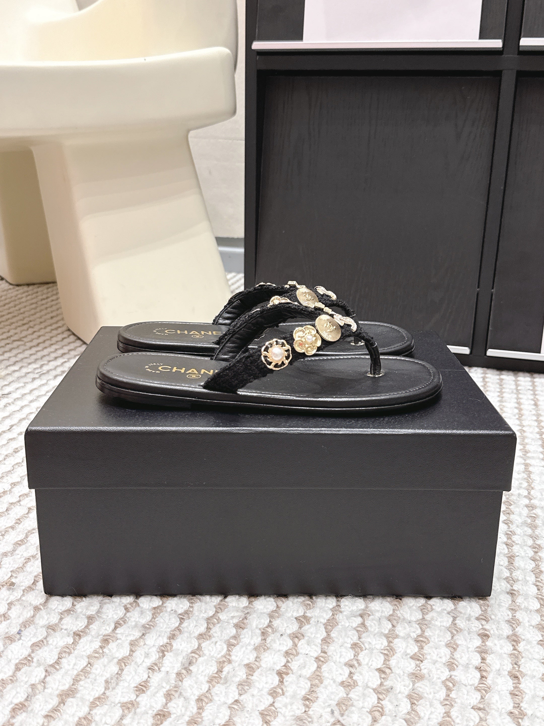 CC 26s Thong Sandals Black Sheepskin Gold Charm 632369