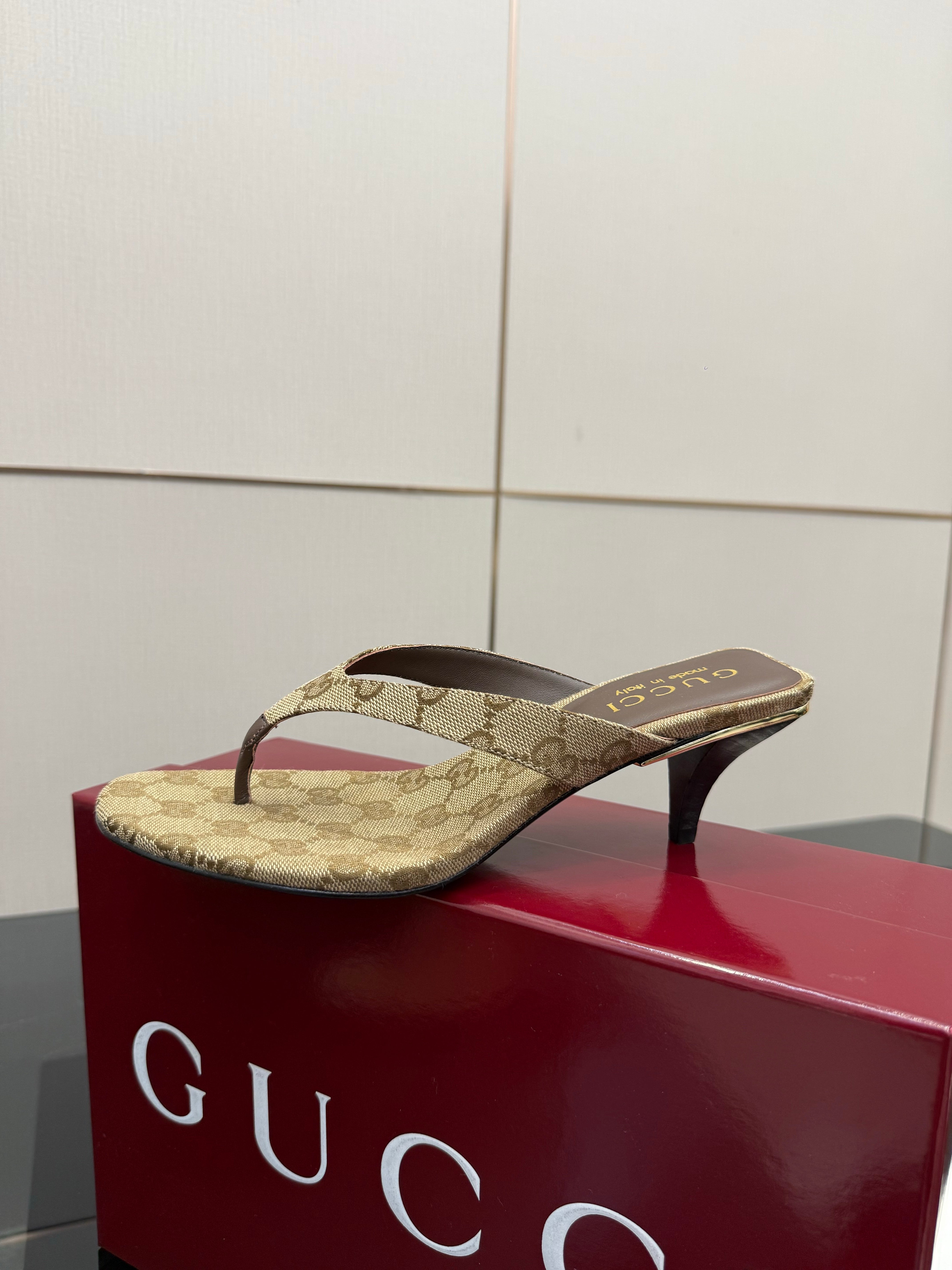 Gucci 2026 Vittoria Thong Sandals 55mm Sand Brown Canvas Leather 726151