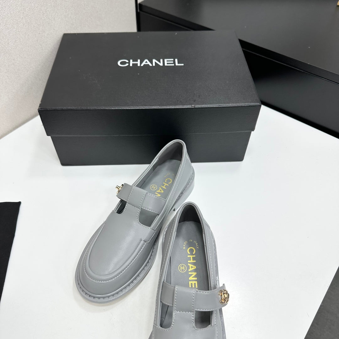 Chanel 2026 CC Turnlock Loafers Cowhide 944554