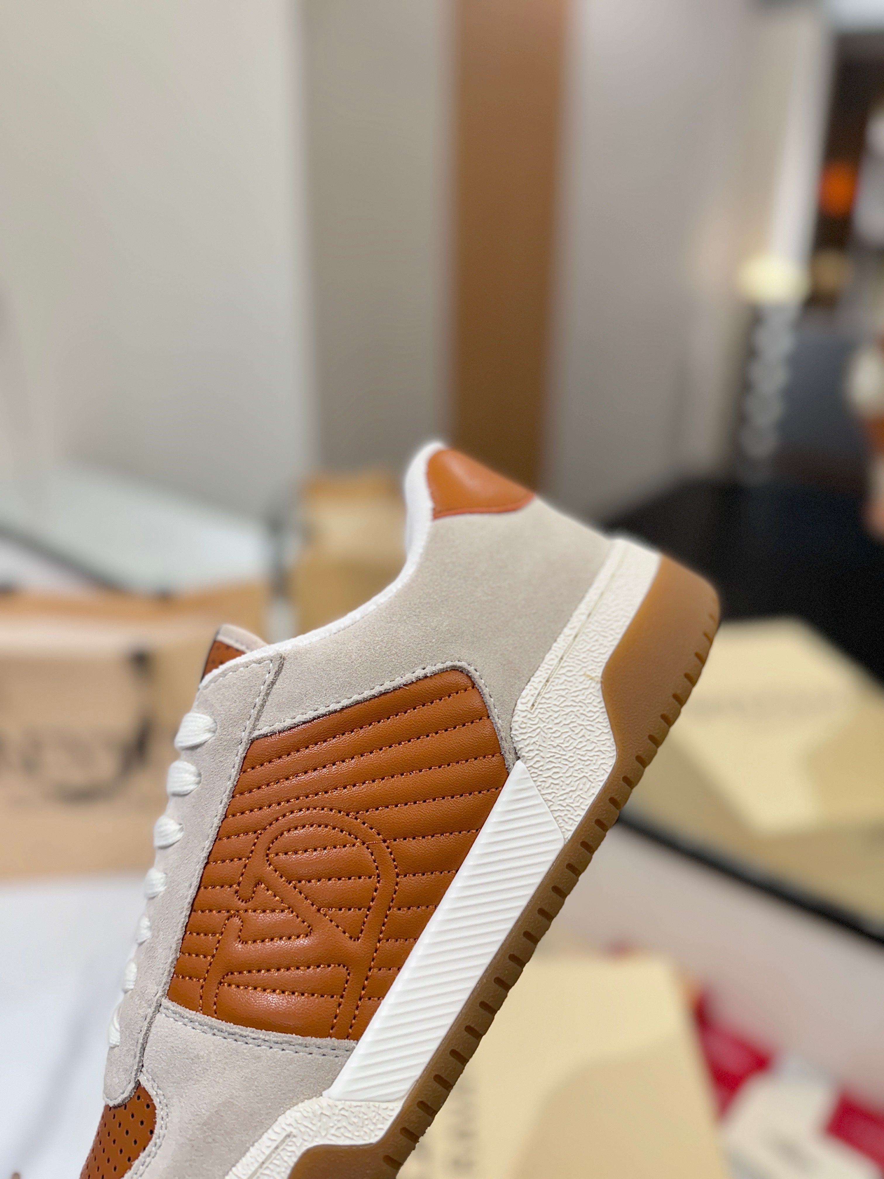 VT 25S  Casual Sneakers Light Gray Brown Suede Cowhide  560750