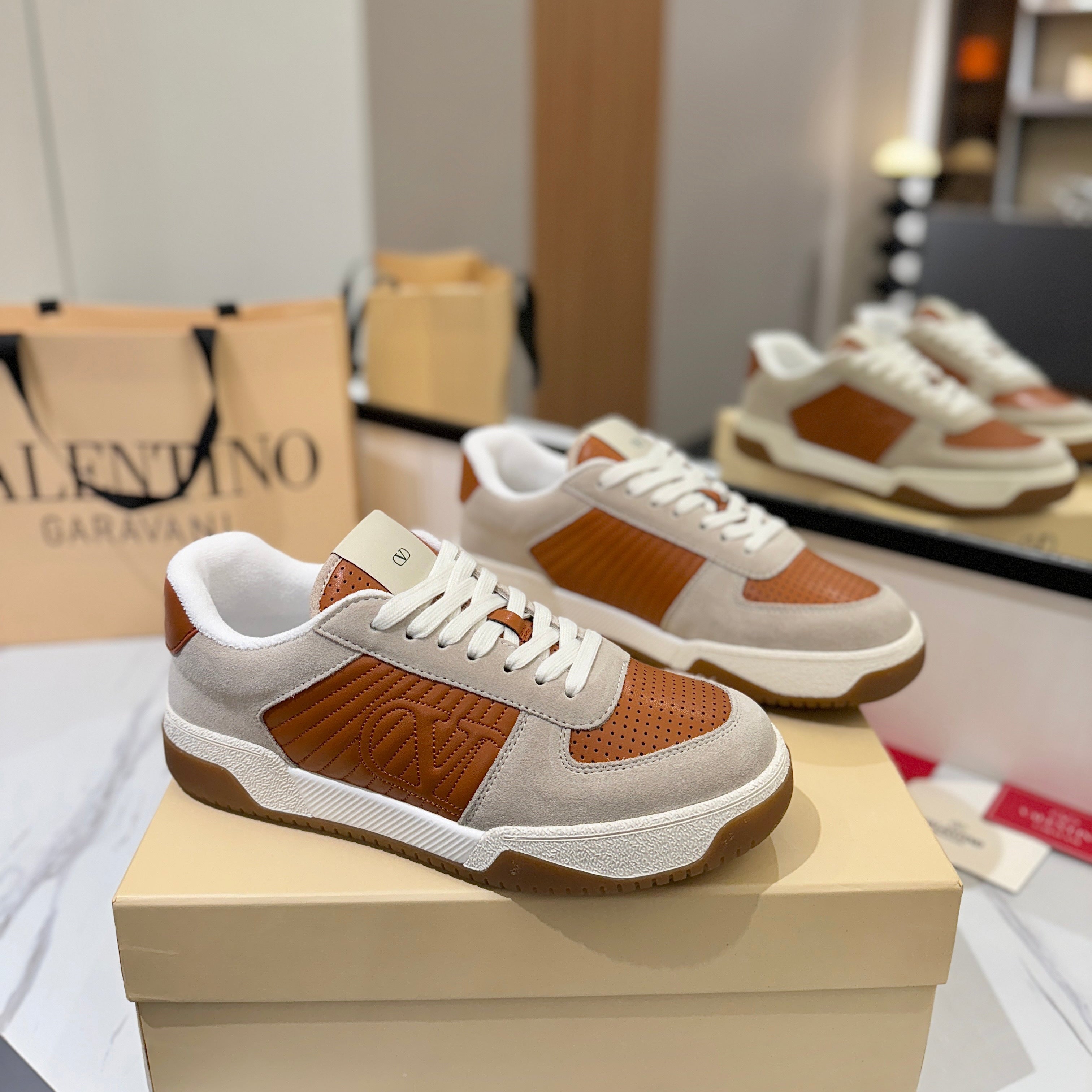 VT 25S  Casual Sneakers Light Gray Brown Suede Cowhide  560750