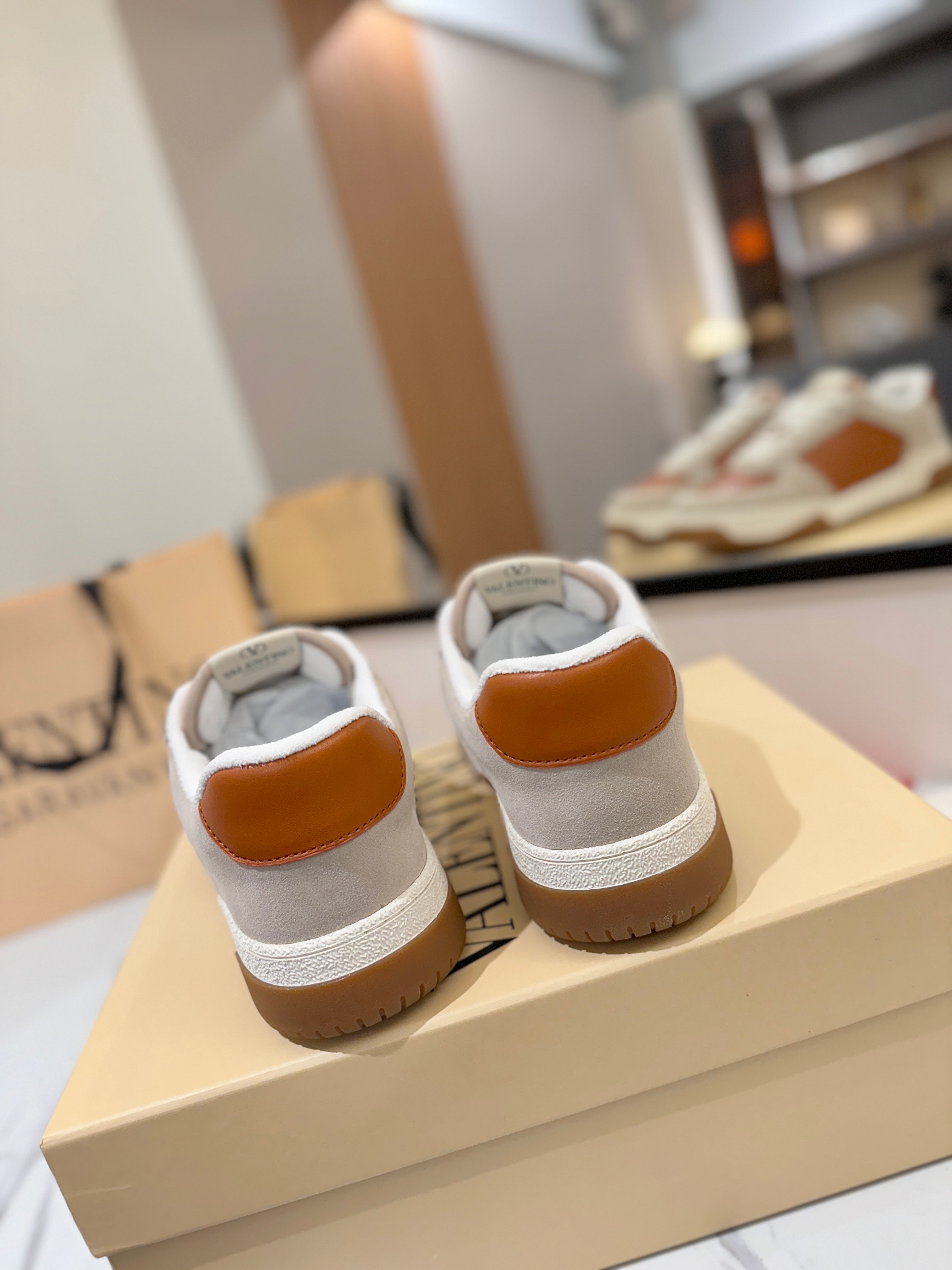 VT 25S  Casual Sneakers Light Gray Brown Suede Cowhide  560750