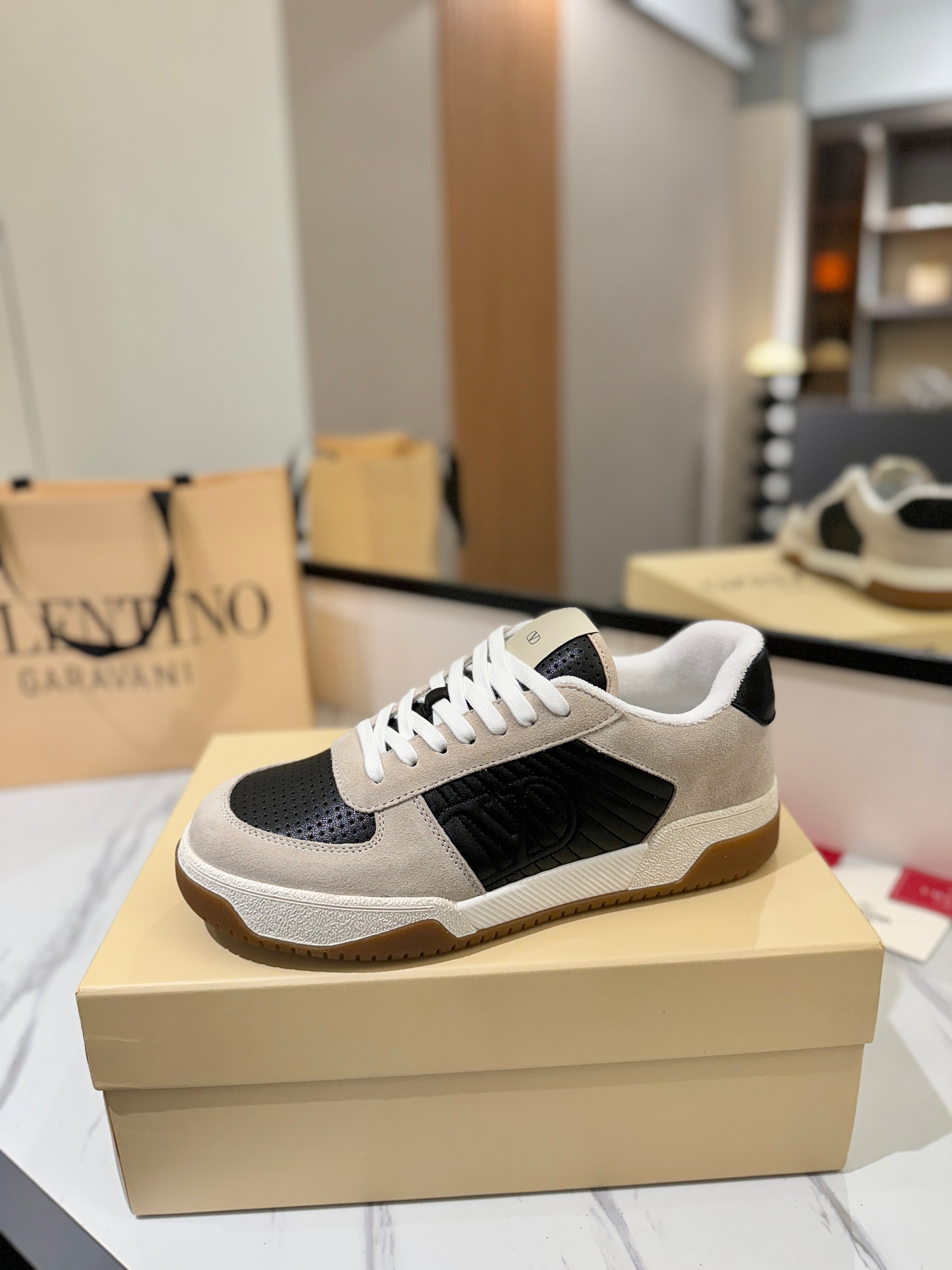 VT 25S  Casual Sneakers Light Gray Black Suede Cowhide  560751