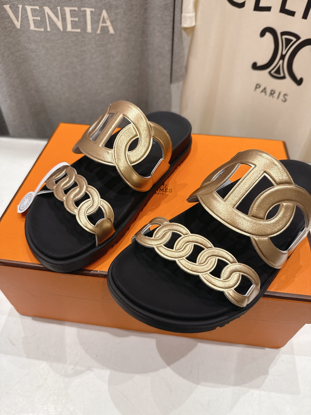 HM 26ss Pig Nose Sandals Black Champagne Gold Cowhide 641271