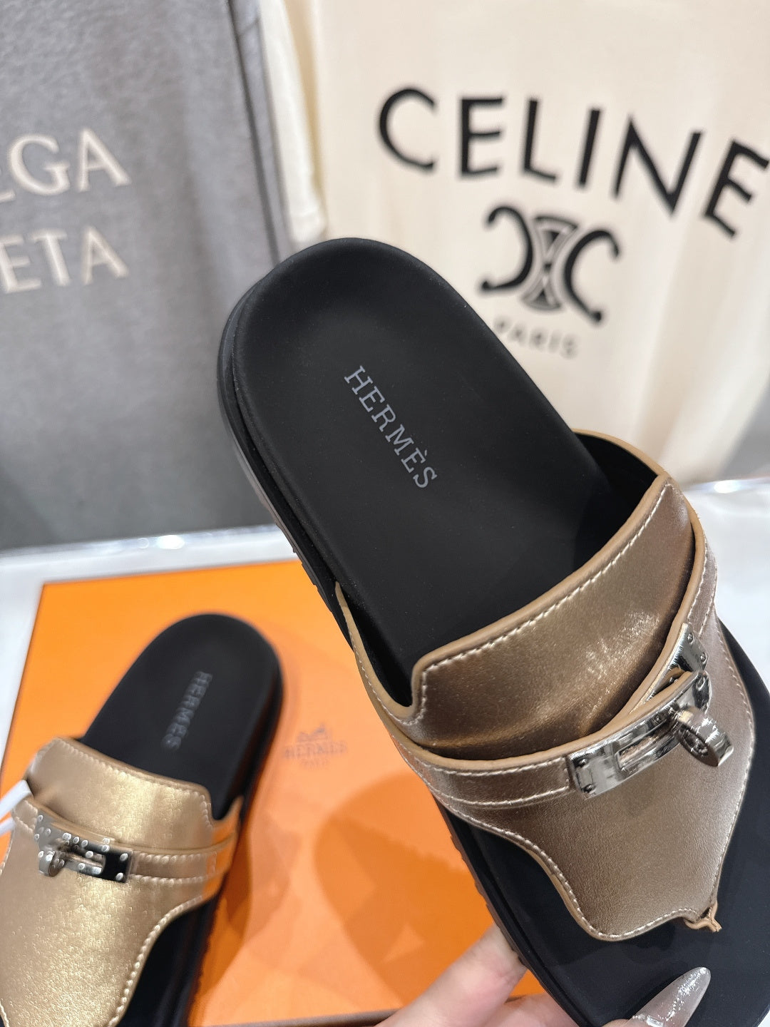 HM 26ss Sandals Black Champagne Gold Cowhide 641275