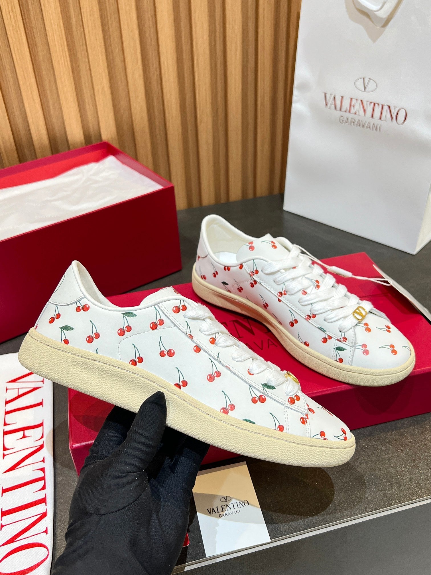 VT 25S  Casual Sneakers White Red Cowhide 563091