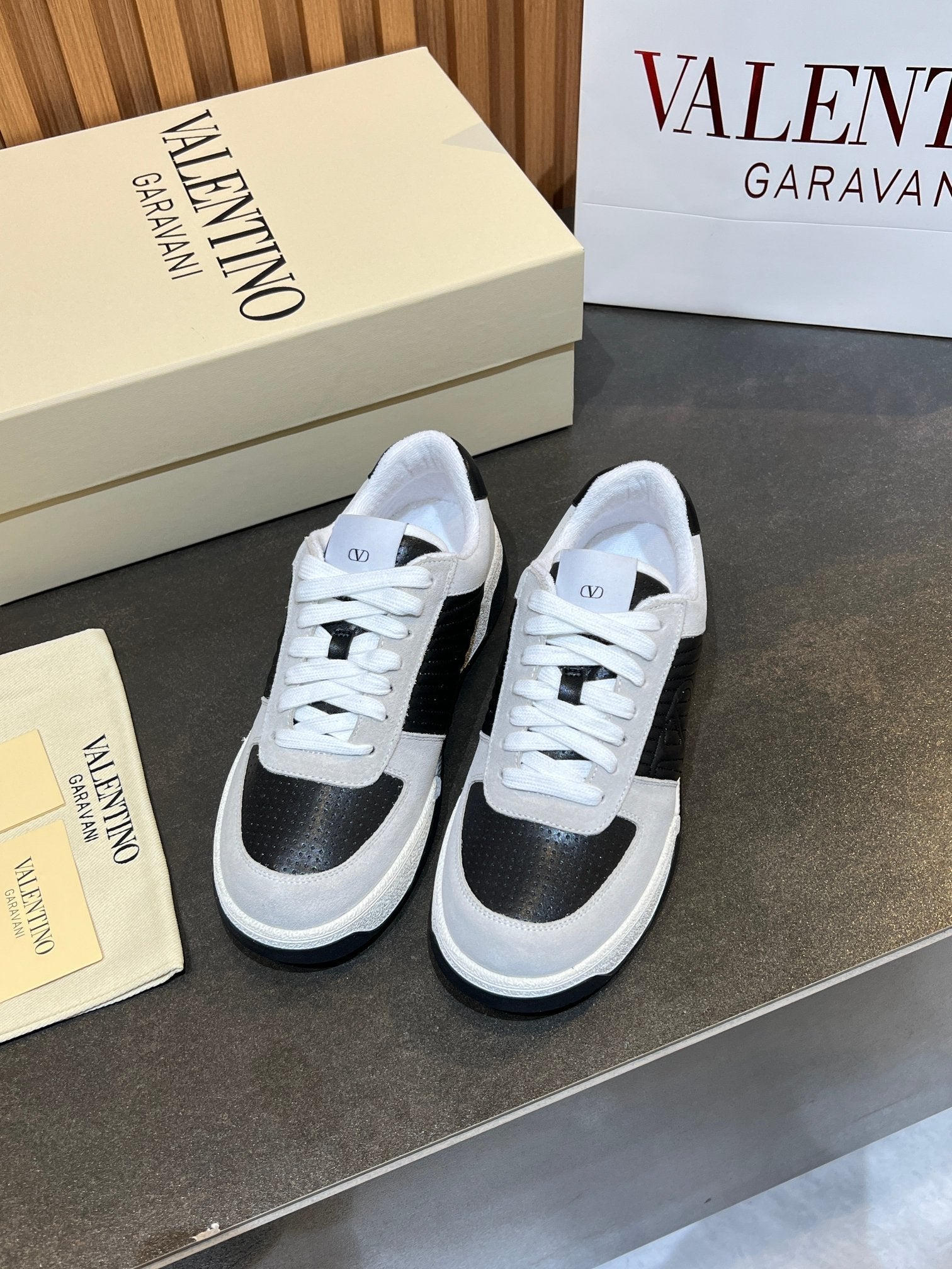 VT 25S Couple Sneakers White Black Calfskin Suede 563102