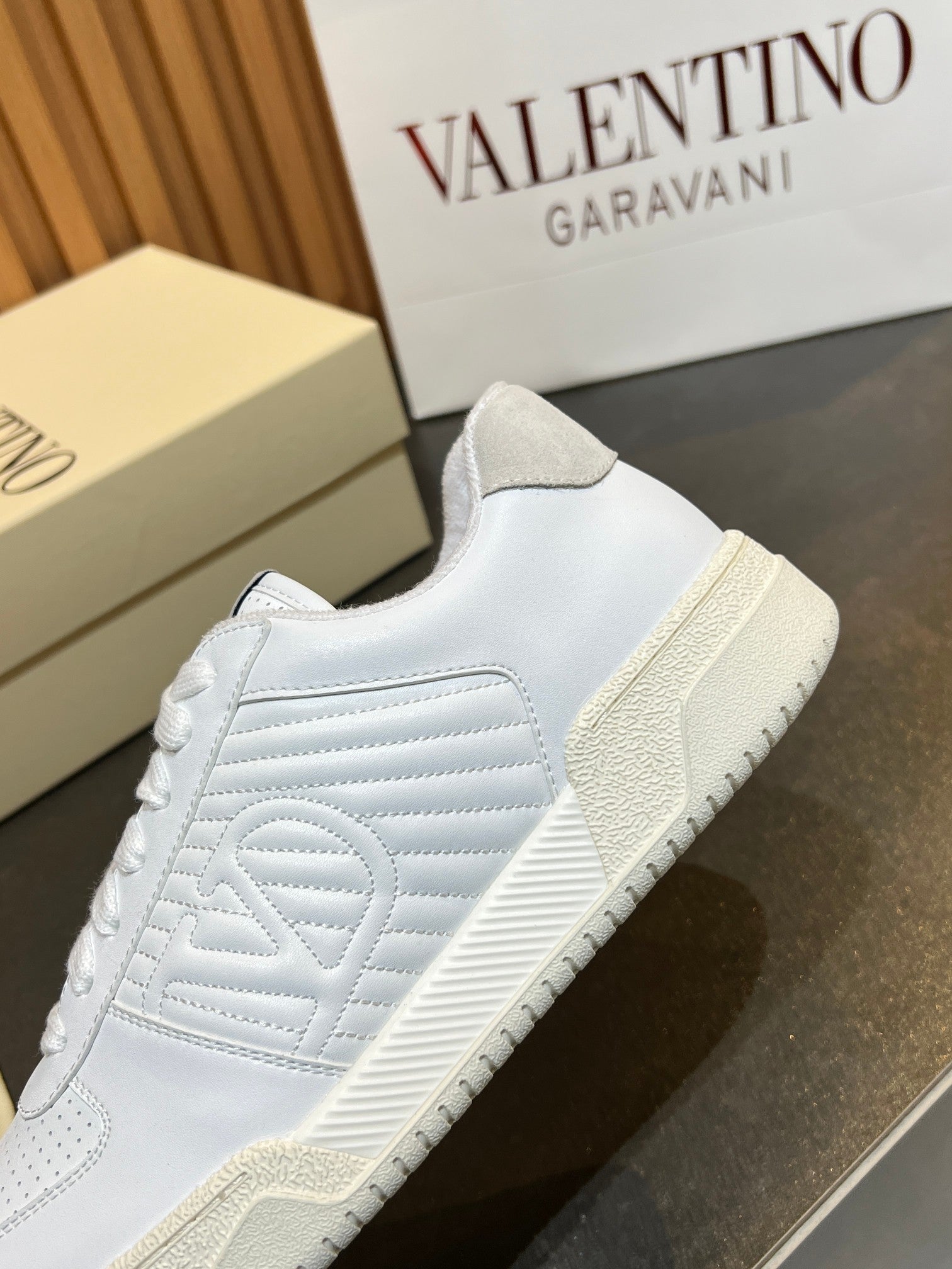 VT 25S Couple Sneakers White Calfskin Suede 563107