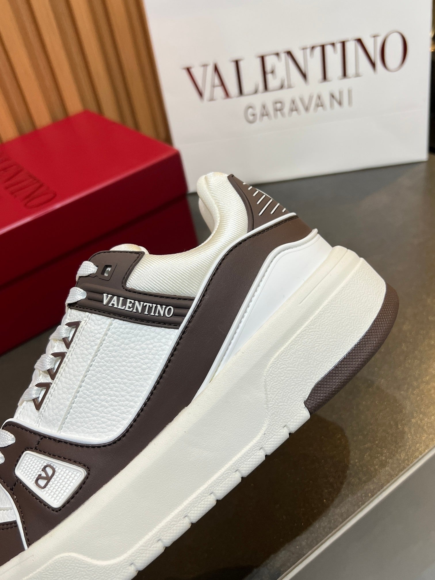 VT 25S Couple Sneakers White Chocolate Calfskin 563115